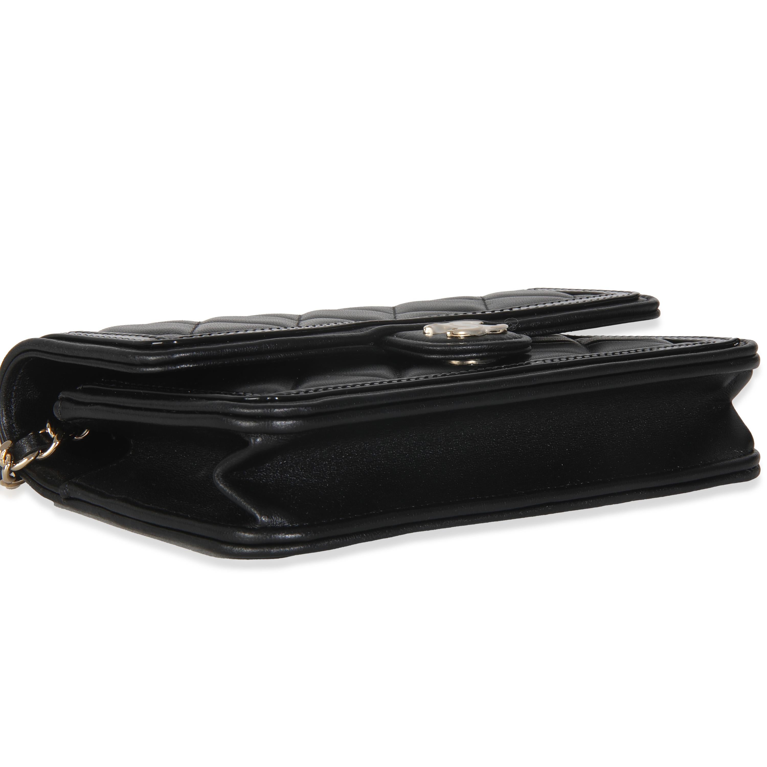 Chanel Funda para teléfono de piel de becerro acolchada negra con cadena en venta 2