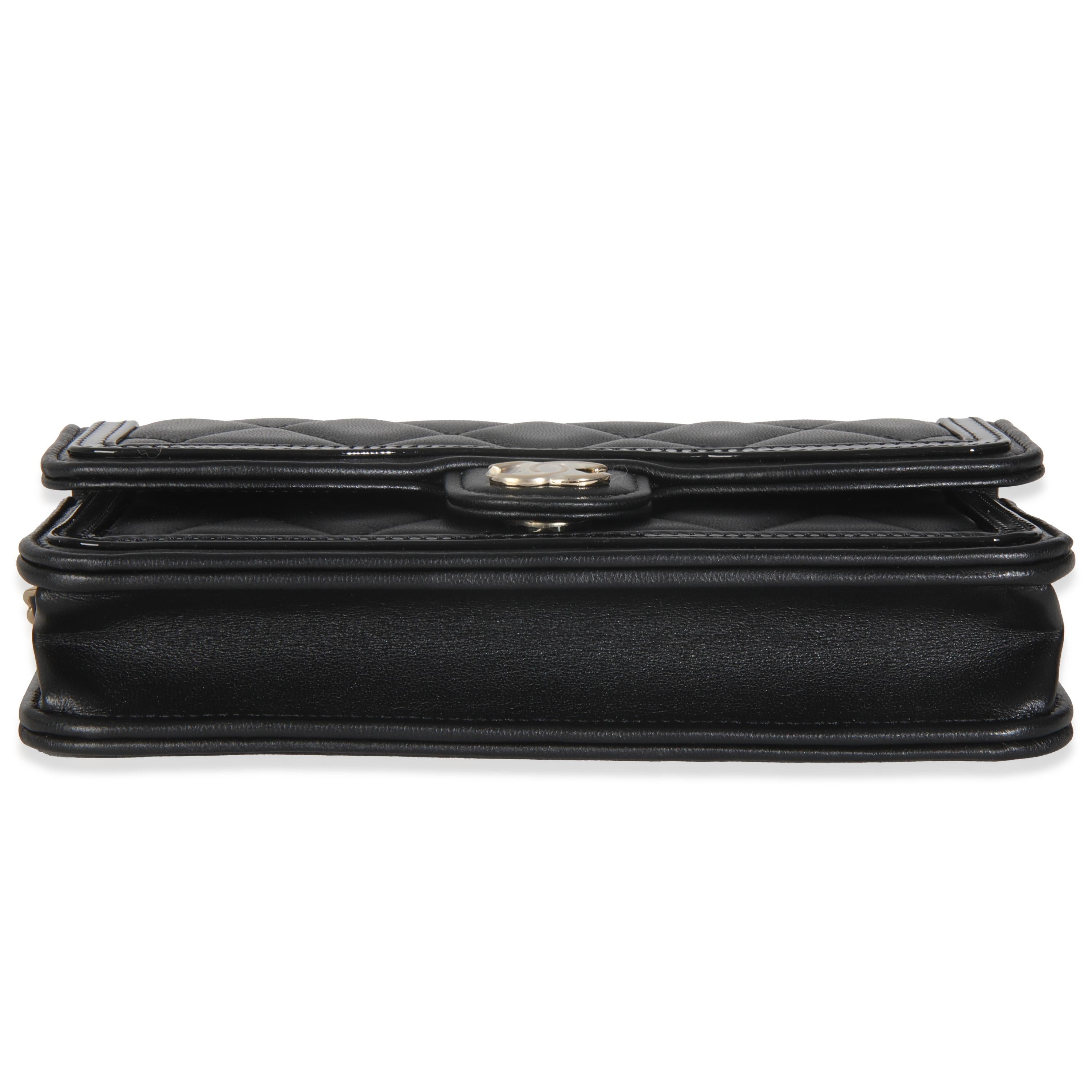 Chanel Funda para teléfono de piel de becerro acolchada negra con cadena en venta 3