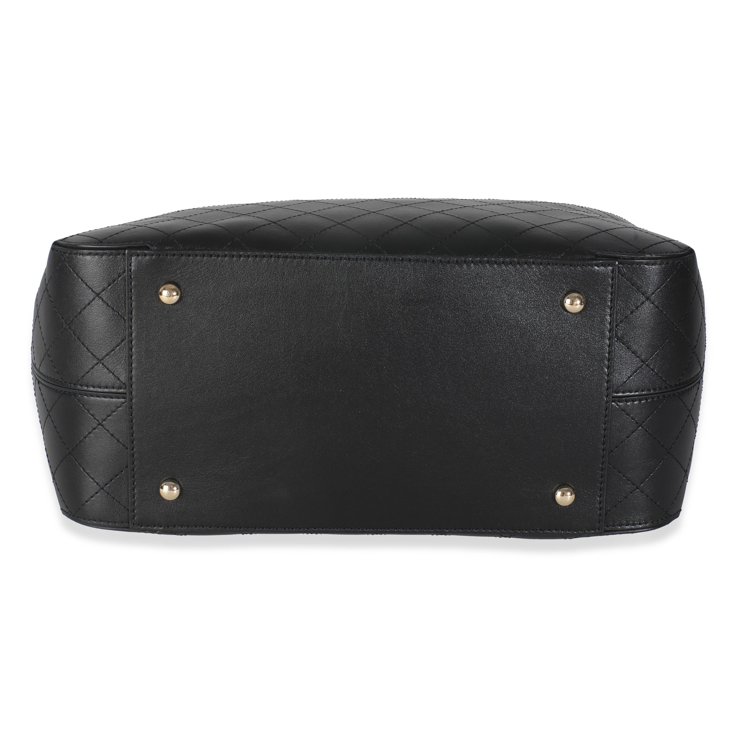 Auflistung Titel: Chanel Schwarzes gestepptes Kalbsleder Gesteppt Gedeckte CC Einkaufstasche
SKU: 145675
Zustand: Gebraucht 
Handtasche Zustand: Ausgezeichnet
Bemerkungen zum Zustand: Der Artikel ist in ausgezeichnetem Zustand und weist leichte
