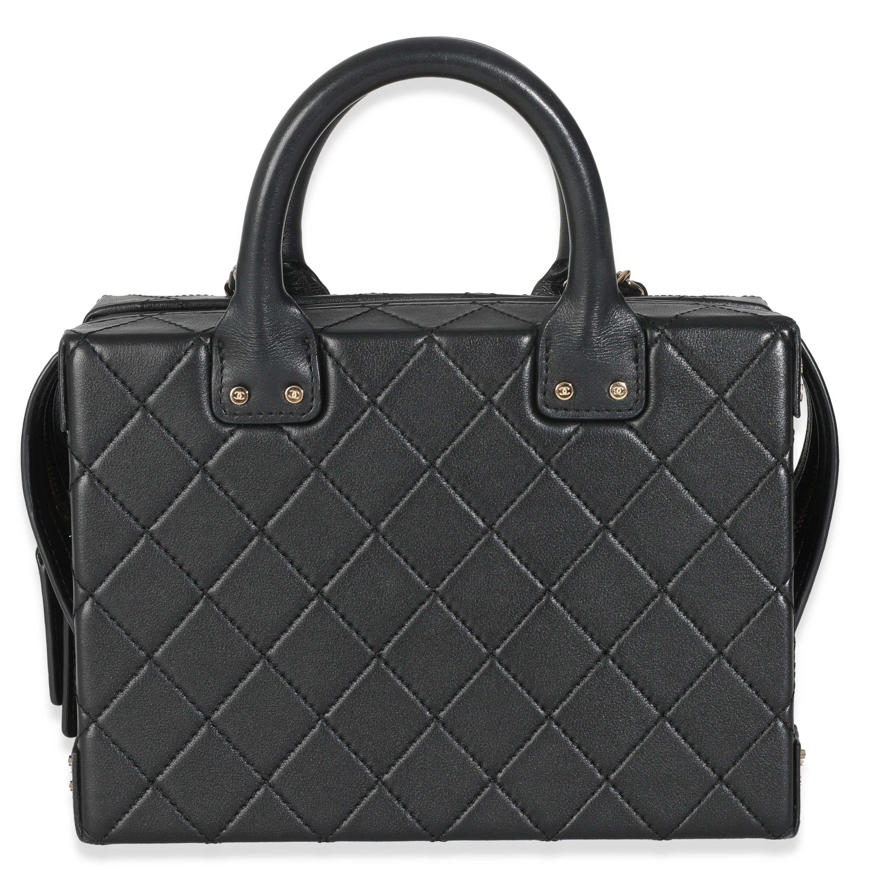 Titolo dell'elenco: Chanel Portafoglio quadrato con borchie in pelle di vitello trapuntata nera
SKU: 147100
Condizioni: Usato 
Condizioni della borsa: Molto buono
Commenti sulle condizioni: L'articolo è in ottime condizioni con lievi segni di usura.