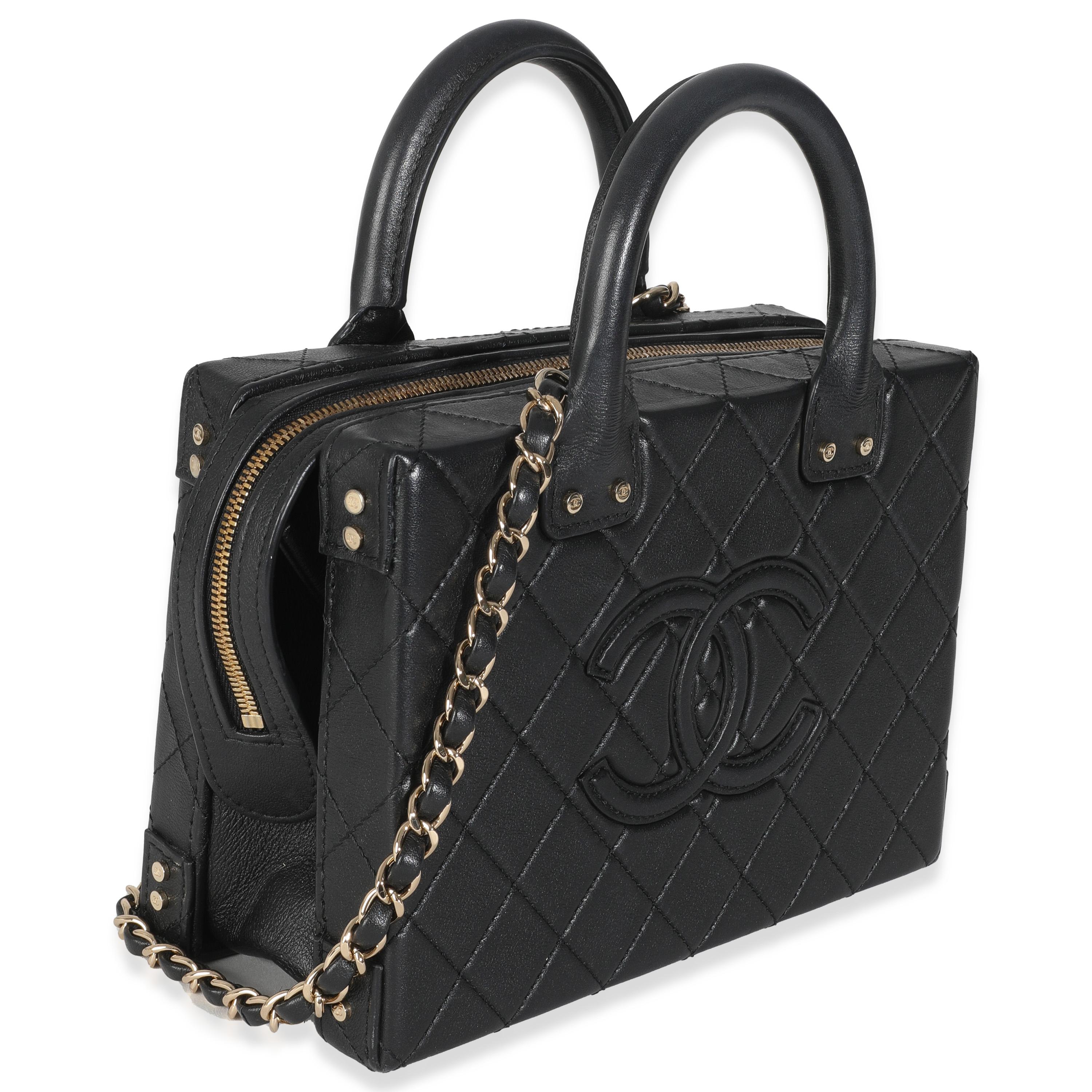 Nero Chanel Portafoglio quadrato con borchie in pelle di vitello trapuntata nera in vendita