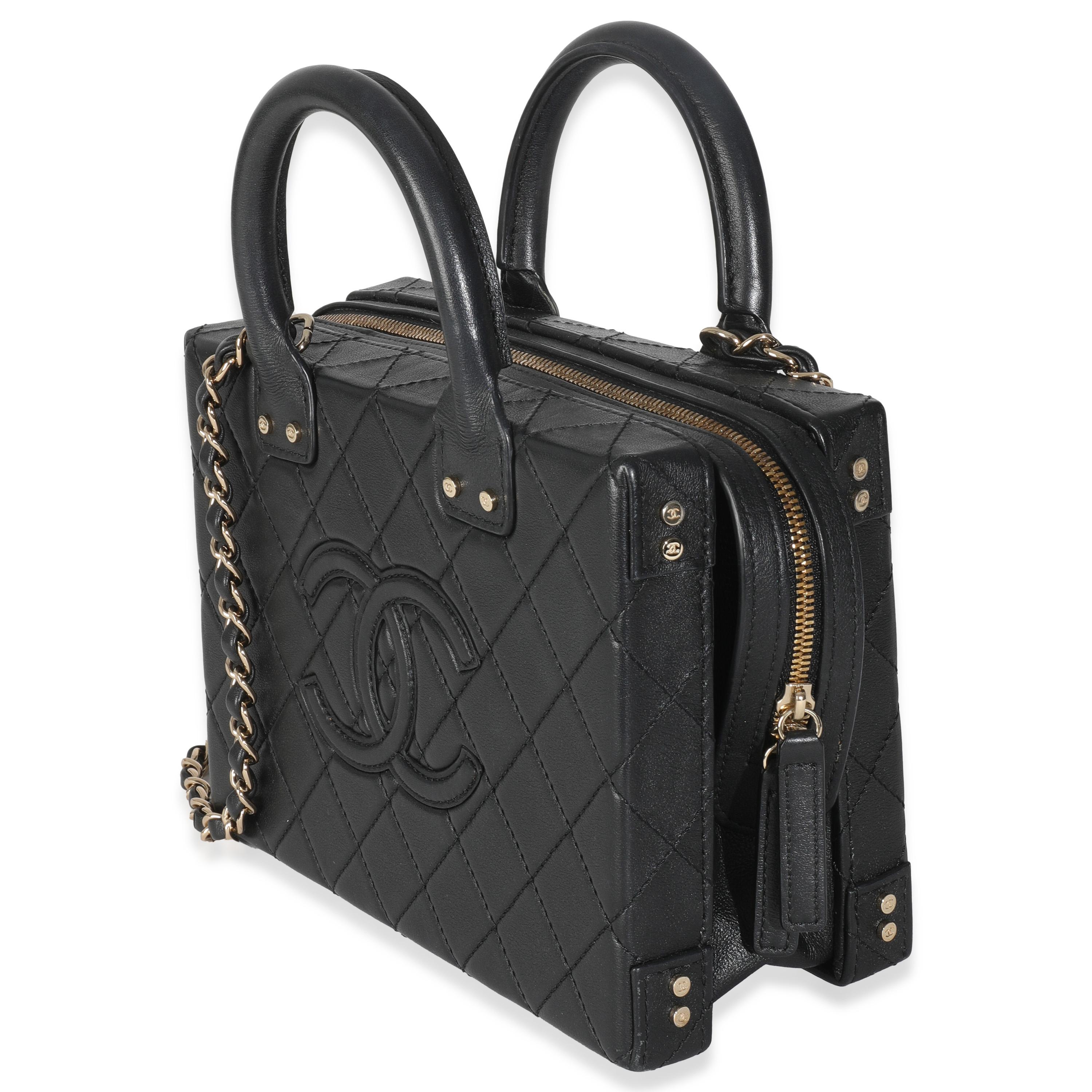 Chanel Portafoglio quadrato con borchie in pelle di vitello trapuntata nera In condizioni ottime in vendita a New York, NY