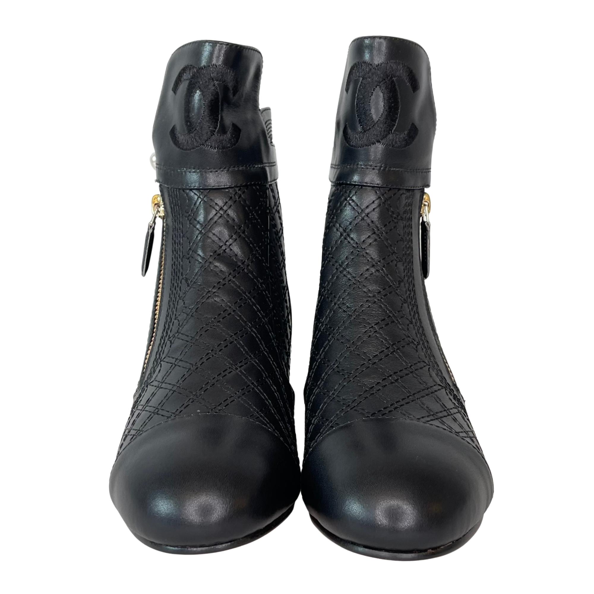 COLOR: Black
MATERIAL: Leather
SIZE: 39 C EU / 8 US
CONDITION: Very good - like new boots are pristine.

Made in Italy