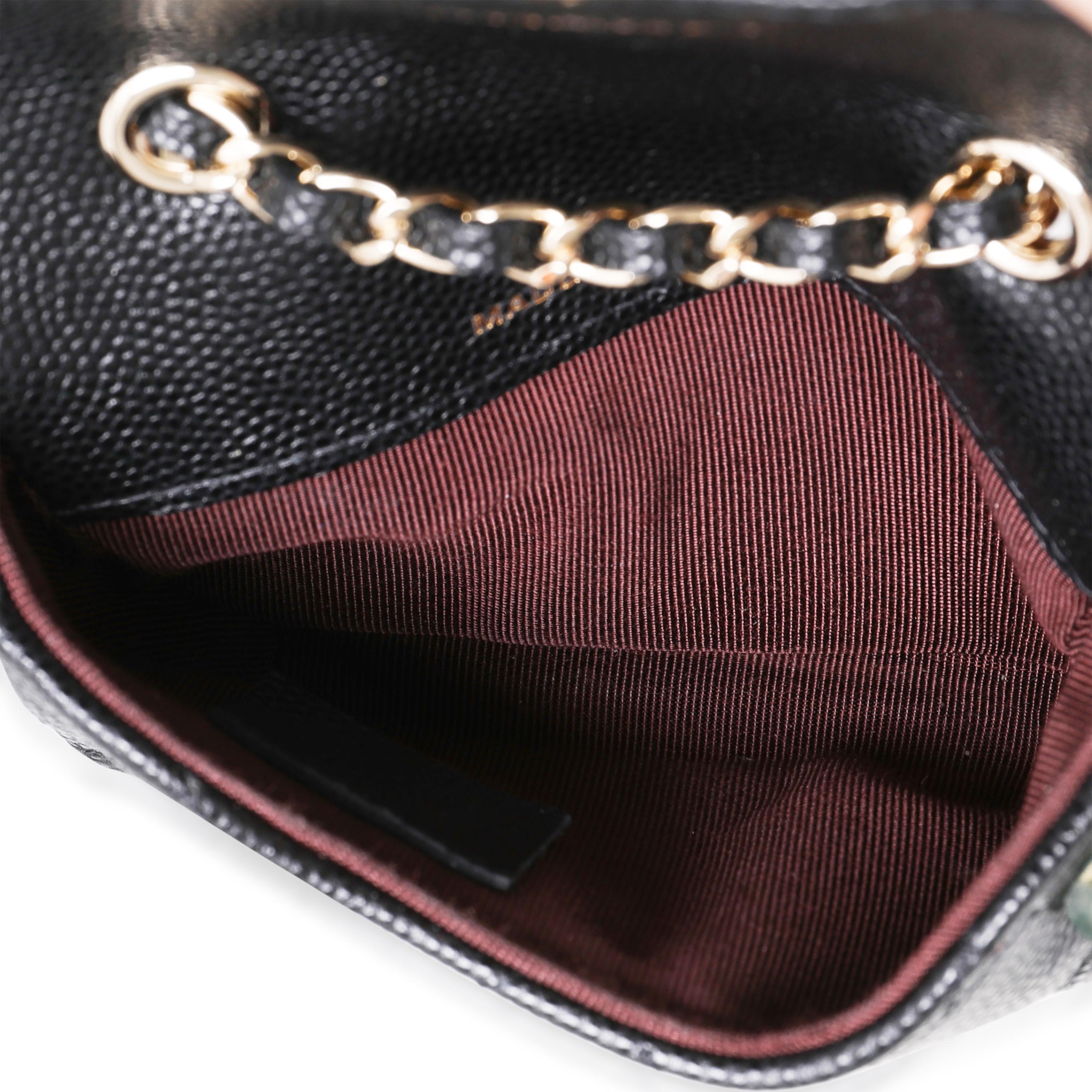 Auflistung Titel: Chanel Schwarz gesteppt Kaviar Classic Mini Kette Gürteltasche
SKU: 116599
MSRP: 4100.00
Zustand: Gebraucht (3000)
Handtasche Zustand: Neuwertig
Bemerkungen zum Zustand: Neuwertiger Zustand. Kunststoff an der Hardware. Keine