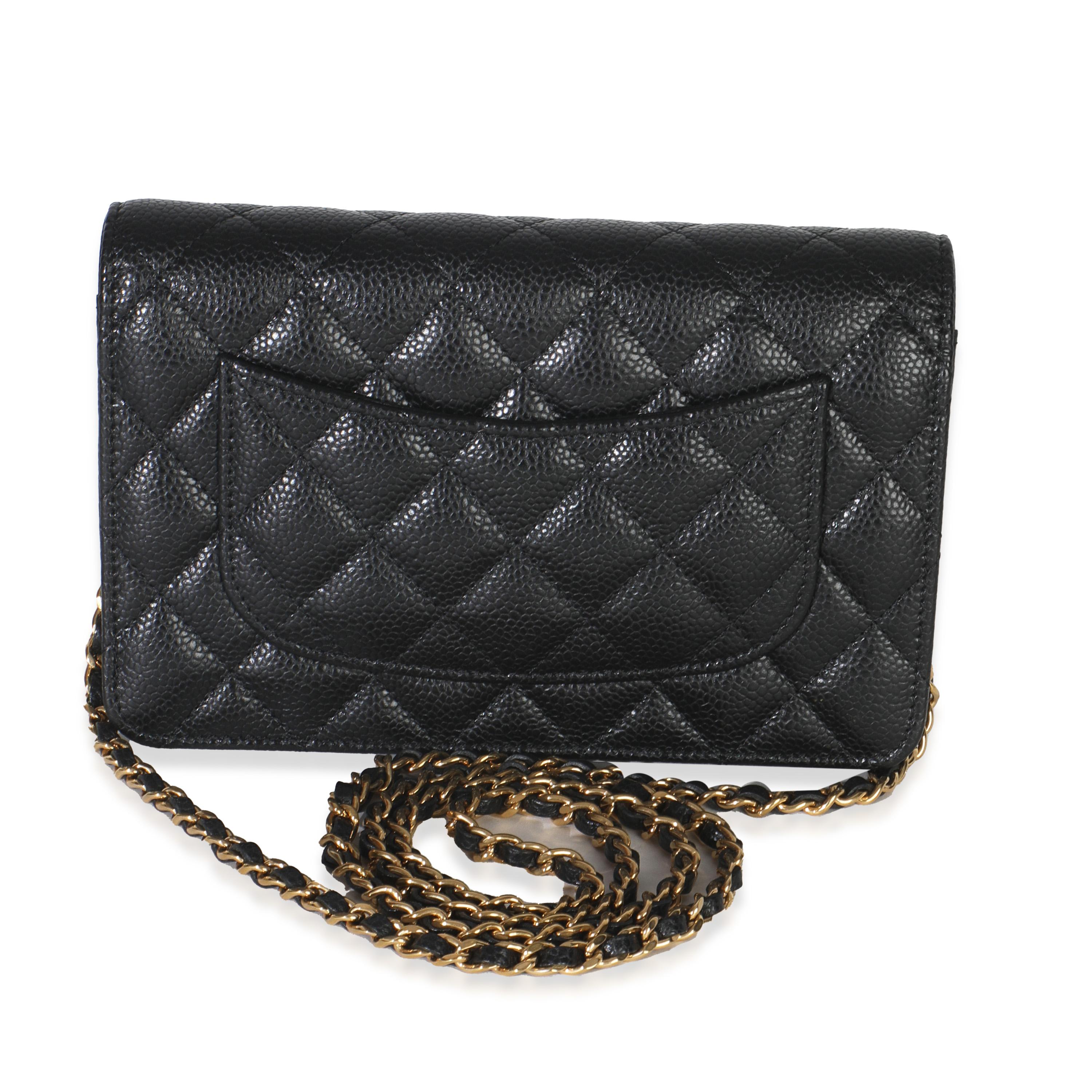 Titre du listing : Chanel Portefeuille classique en caviar matelassé noir sur chaîne
SKU : Z149716
MSRP : 3700.00 USD
Condit : Usagé 
État du sac à main : Etat impeccable
Commentaires sur l'état : L'article ne présente aucun signe d'usure. Plastique