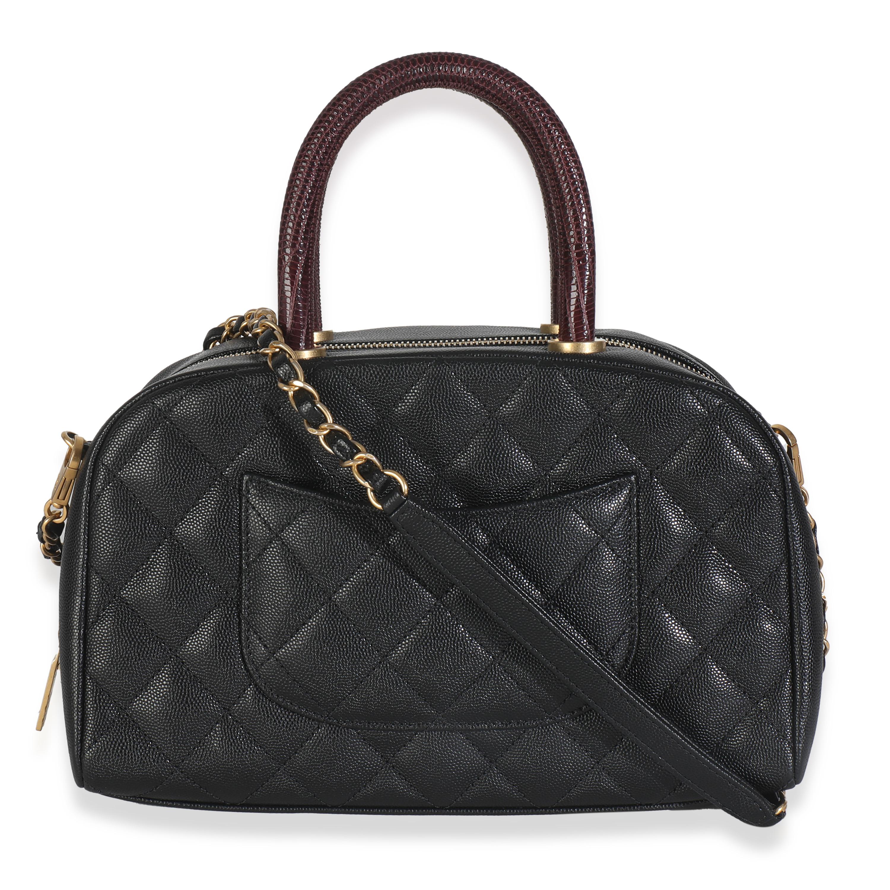 Titolo dell'elenco: Chanel Nero Caviale Trapuntato Coco Top Handle Bowling Borsa
SKU: 148795
Condizioni: Usato 
Descrizione delle condizioni: Intrinsecamente Chanel, la borsa media con manico superiore Coco prende il nome dalla fondatrice della