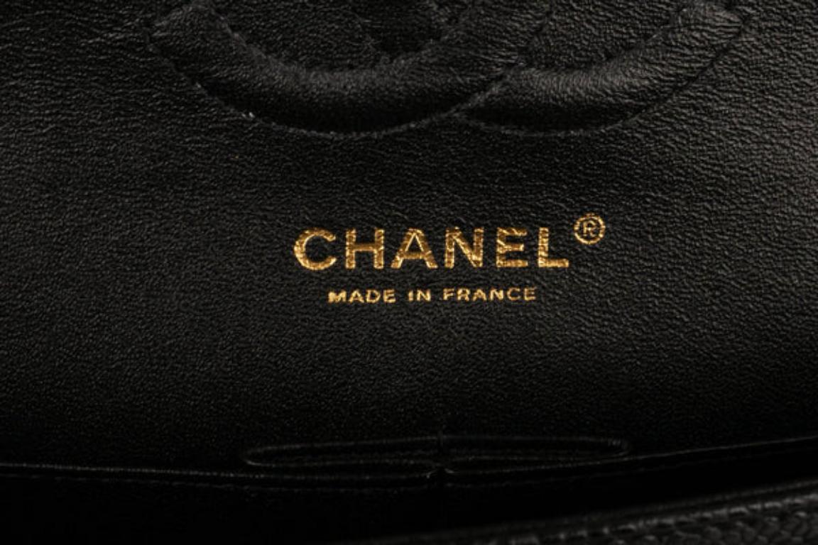 Chanel Sac Classic en cuir de veau grainé noir caviar matelassé, 2011 6