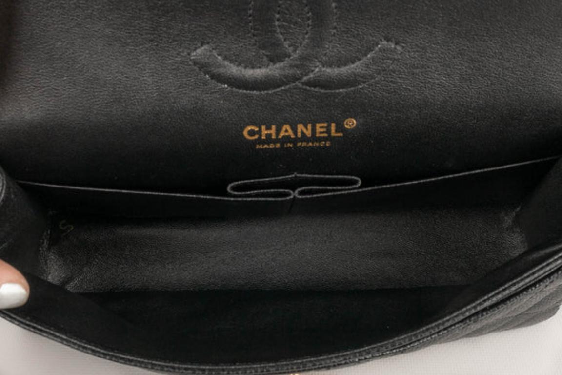 Chanel Sac Classic en cuir de veau grainé noir caviar matelassé, 2011 7