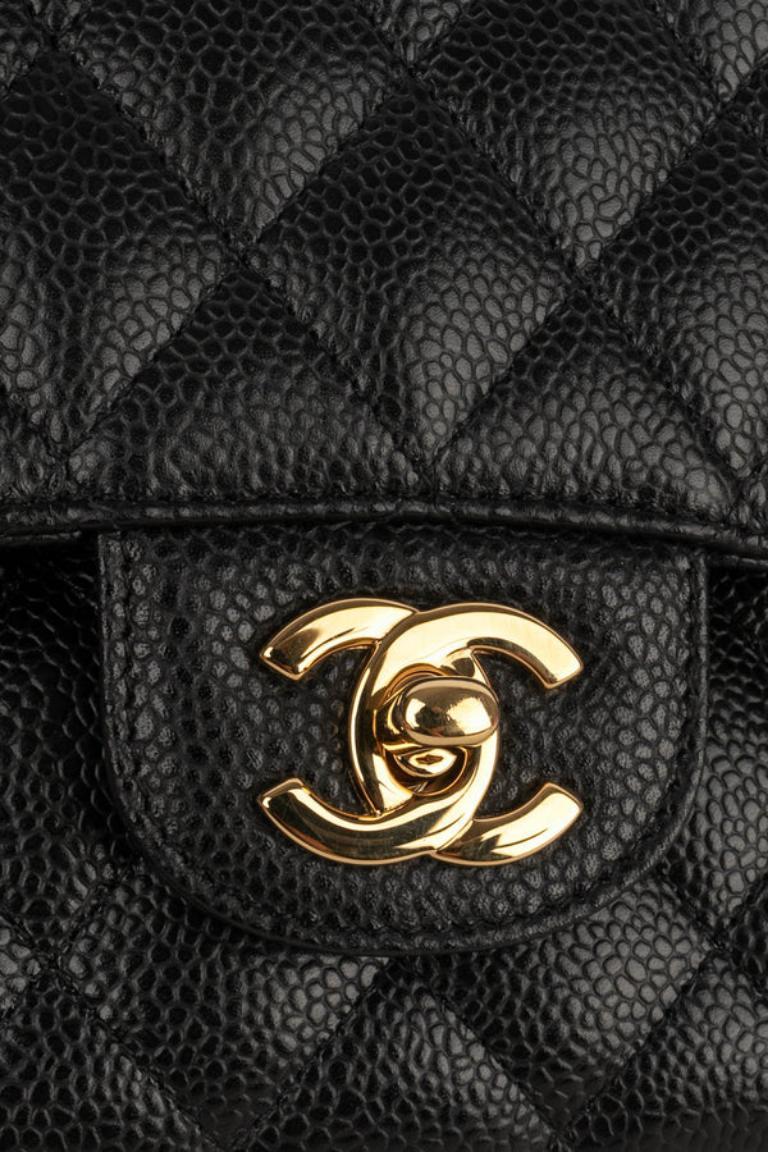 Chanel Sac Classic en cuir de veau grainé noir caviar matelassé, 2011 1