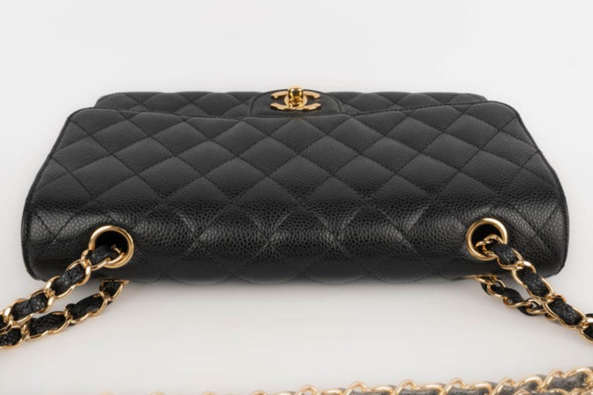 Chanel Sac Classic en cuir de veau grainé noir caviar matelassé, 2011 2