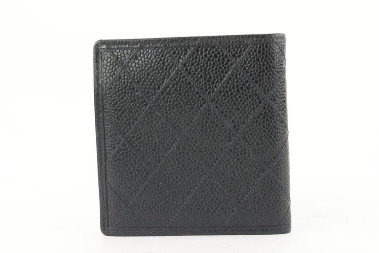 Chanel - Portefeuille bifold en cuir caviar noir matelassé pour homme  667cas618 En vente sur 1stDibs | portefeuille chanel homme, portefeuille  homme chanel