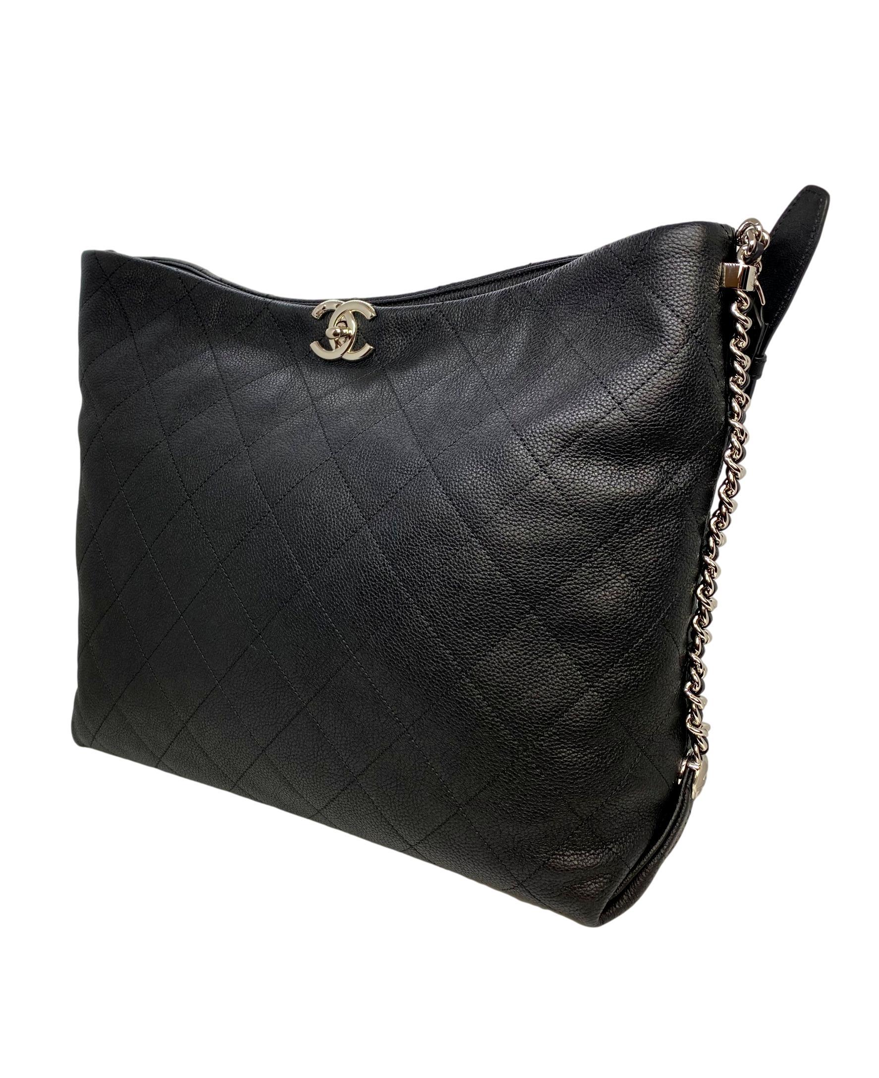 Chanel Black Quilted Caviar Leather Braided Handle Medium Hobo Bag:: 2018. Diese Chanel Hobo-Schultertasche aus der Cruise Collection 2018 ist aus dem klassischen und strapazierfähigsten schwarzen Kaviarleder von Chanel gefertigt und verfügt über