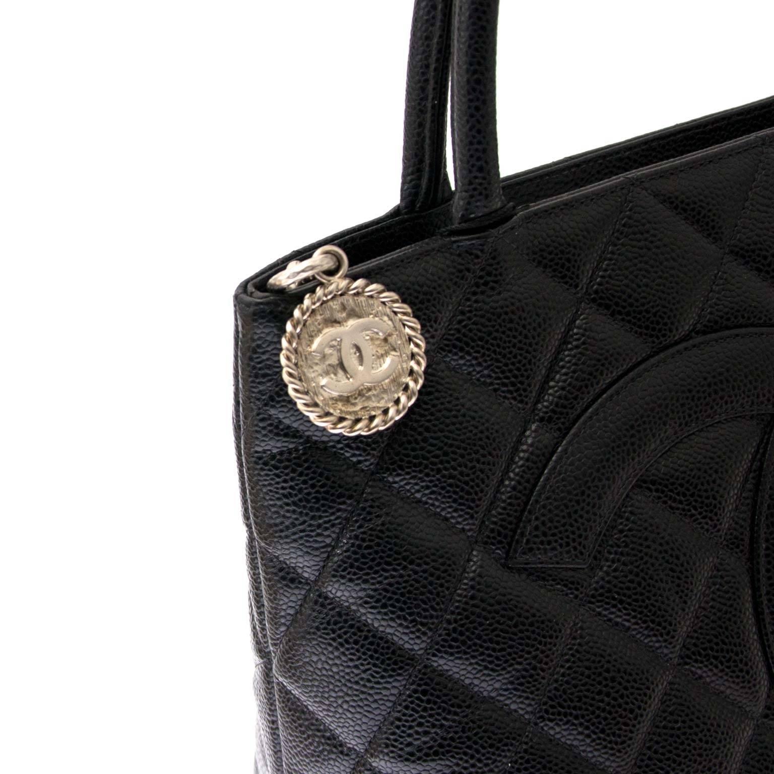 Chanel Black Quilted Caviar Leather CC Bag In Good Condition For Sale In Antwerp, BE