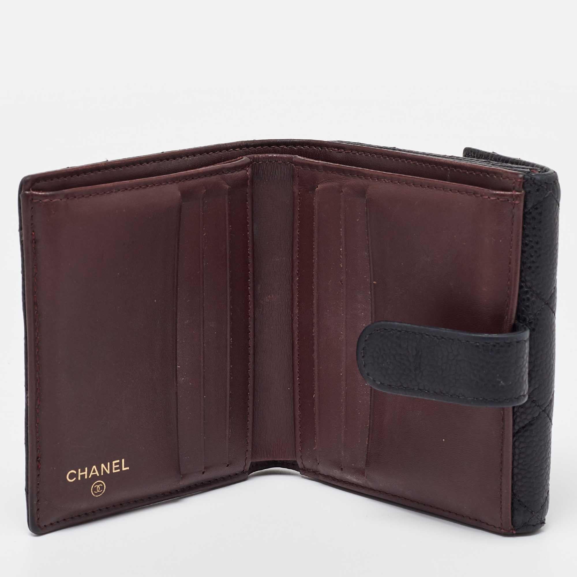 Questo splendido portafoglio della maison Chanel è realizzato in pelle e presenta il caratteristico motivo trapuntato su tutta la superficie esterna. Caratterizzato da una patta impreziosita da CC, il portafoglio è dotato di slot per carte e di una