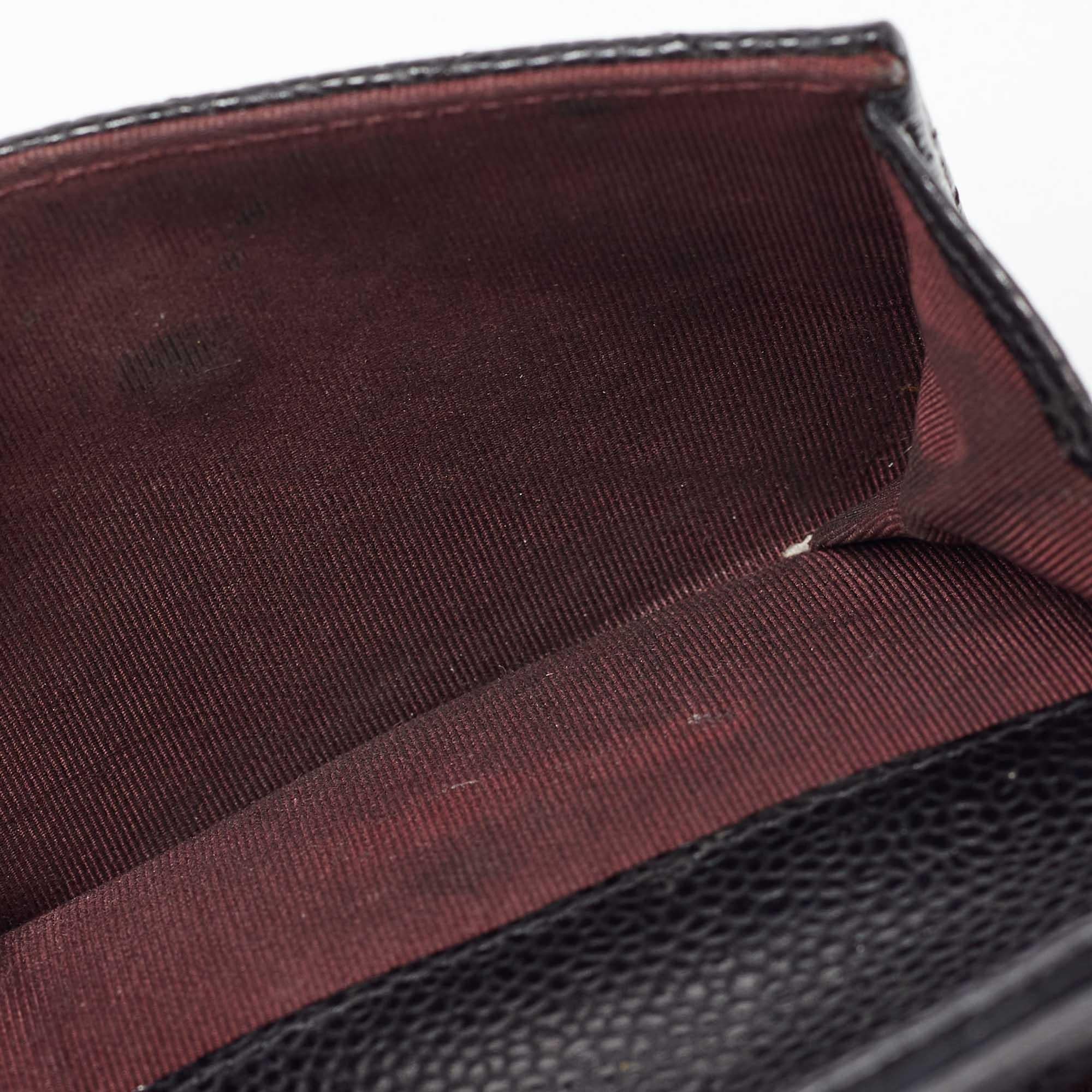 Chanel Black Quilted Caviar Leather CC Compact Wallet In Fair Condition For Sale In Dubai, Al Qouz 2