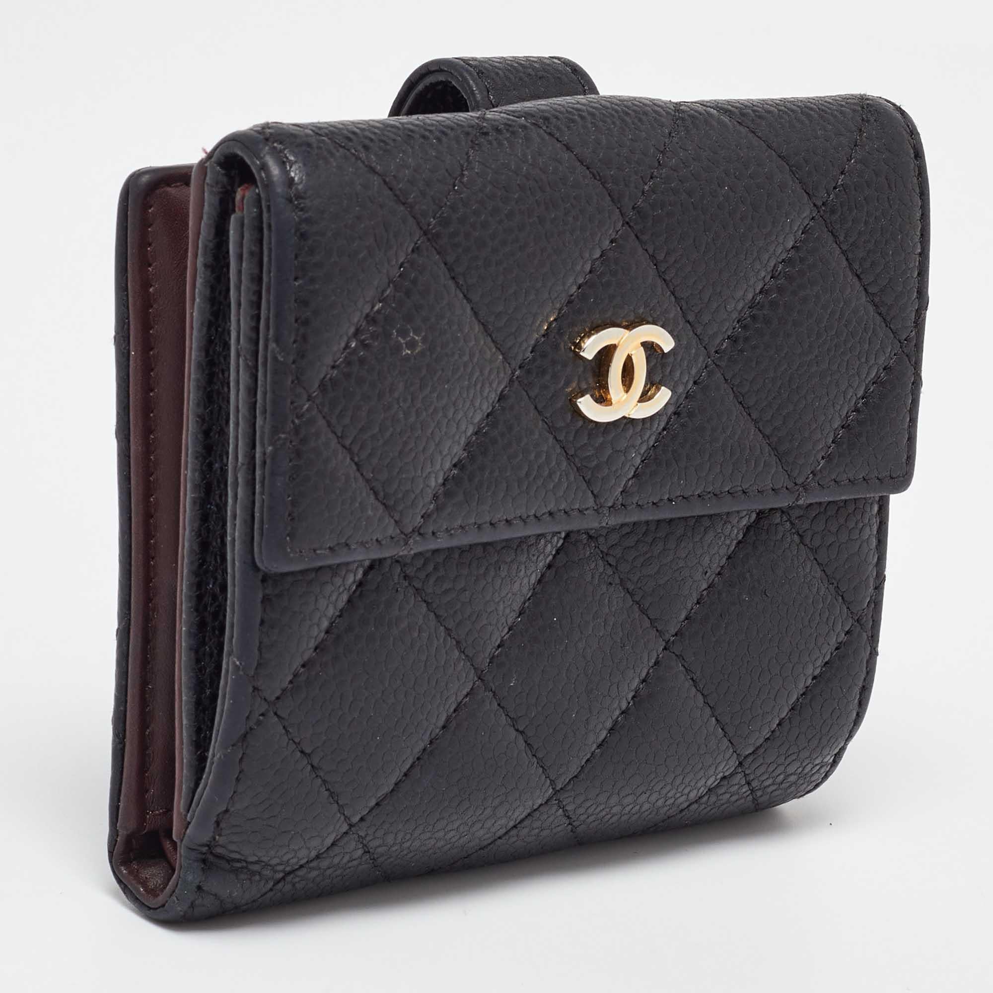 Women's Chanel Black Quilted Caviar Leather CC Compact Wallet For Sale
