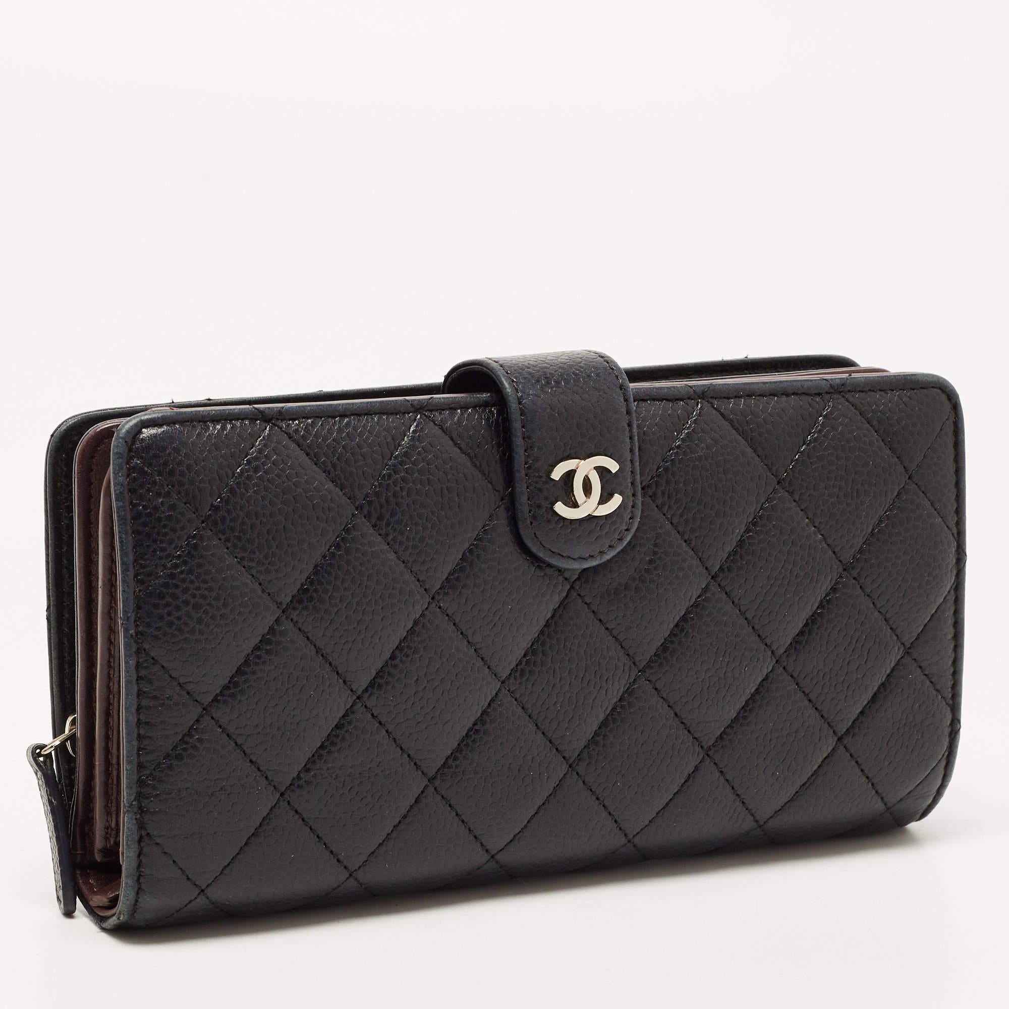 Chanel’s range of wallets are made from top-notch leather and exhibit a smart look. This wallet has been cut from black quilted leather and features two sleeves with card slots, and is secured by a press-button tab. It has a zipped compartment to