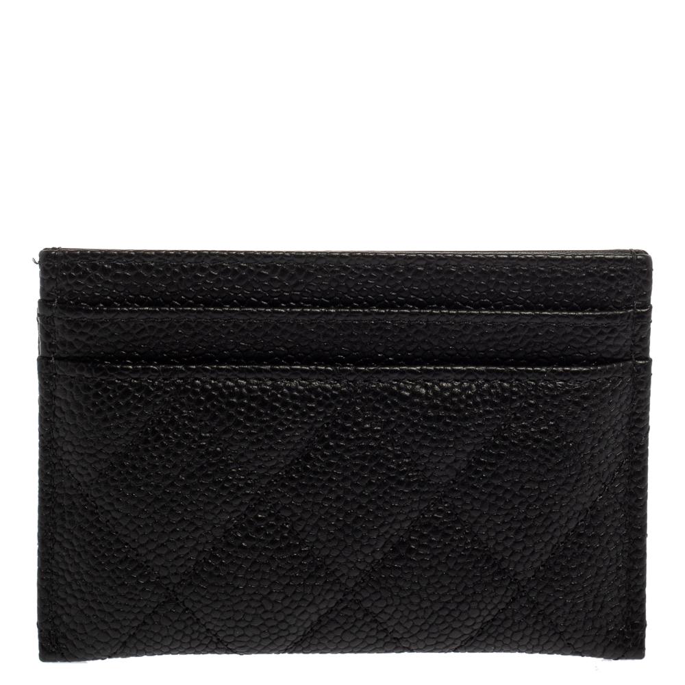 Designed to perfection and crafted from fine quality caviar leather, this cardholder can be your go-to accessory. Bringing elegance and class to your pocket, this creation from Chanel is stylish and convenient. It exhibits the signature quilt and