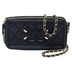 Chanel Schwarze Clutch aus gestepptem Kaviarleder CC mit filigraner Kette