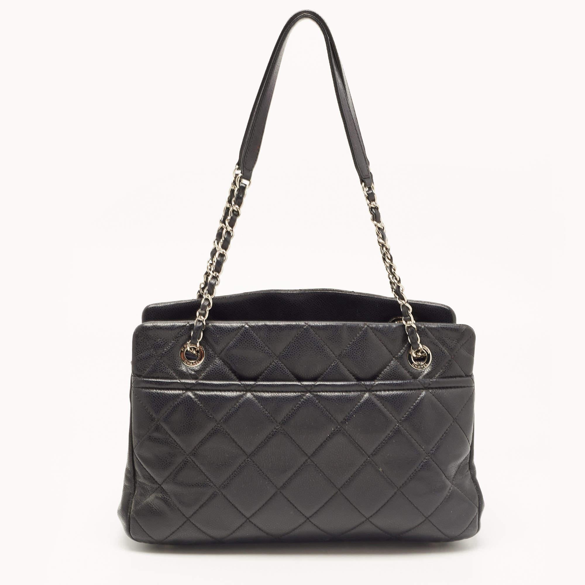 This alluring tote bag for women has been designed to assist you on any day. Convenient to carry and fashionably designed, the tote is cut with skill and sewn into a great shape. It is well-equipped to be a reliable accessory.

