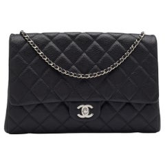 Chanel Schwarze gesteppte Clutch aus Leder mit Kette und Klappe