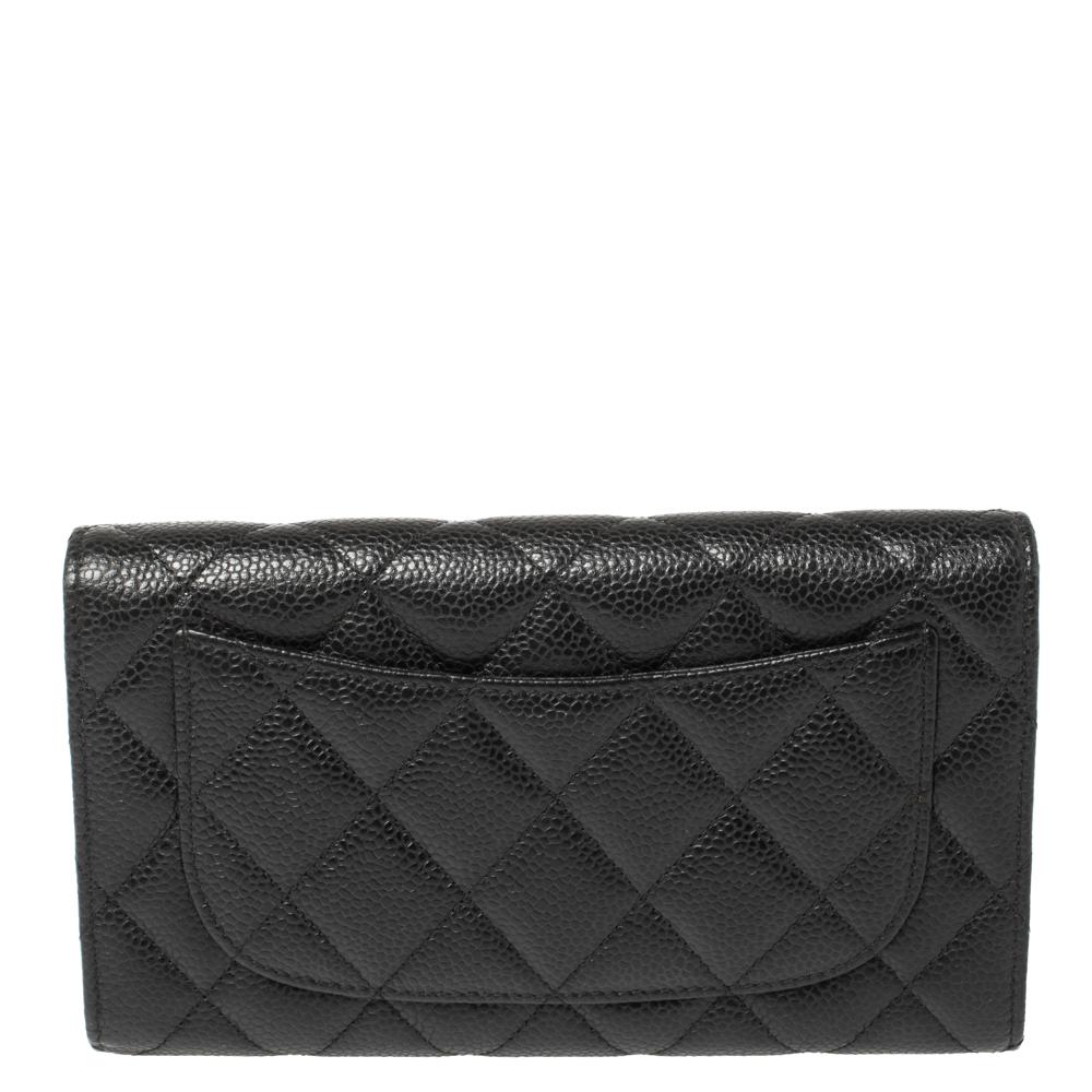 We are in utter awe of this flap wallet from Chanel as it is appealing in a surreal way. Exquisitely crafted from caviar leather in their quilt design, it bears their signature label on the leather and nylon interior and the iconic CC logo on the