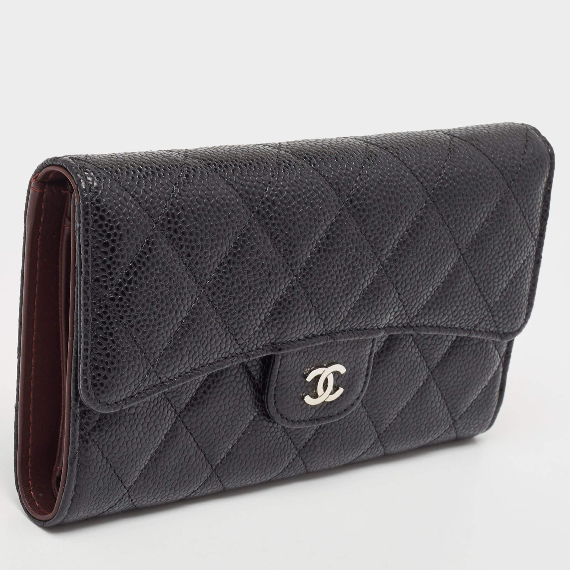 This Chanel Classic Flap wallet is an immaculate balance of sophistication and utility. It has been designed using prime quality materials and elevated by a sleek finish. The creation is equipped with ample space for your monetary essentials.

