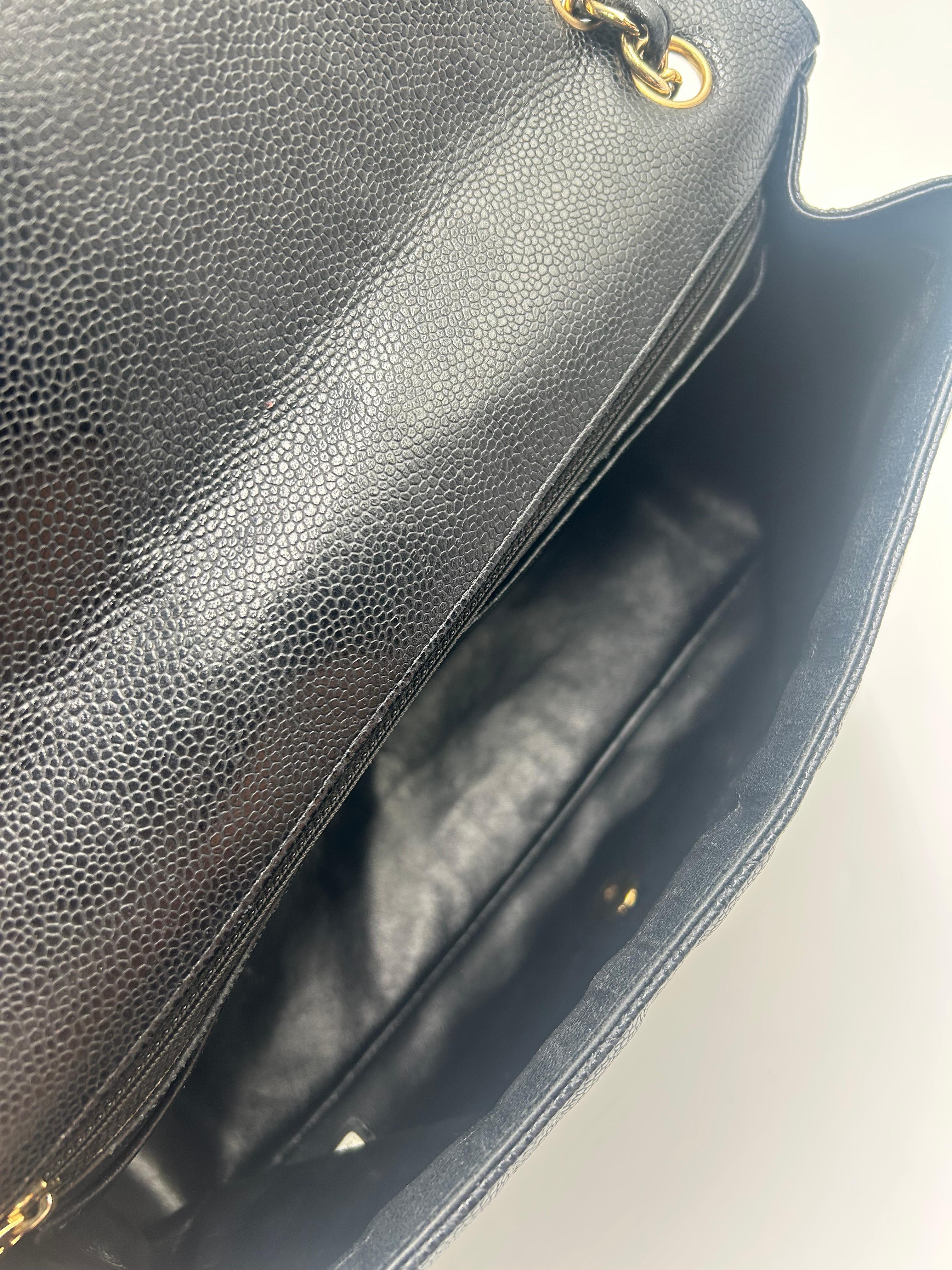 Chanel - Sac classique en cuir caviar matelassé noir 2010 en vente 7