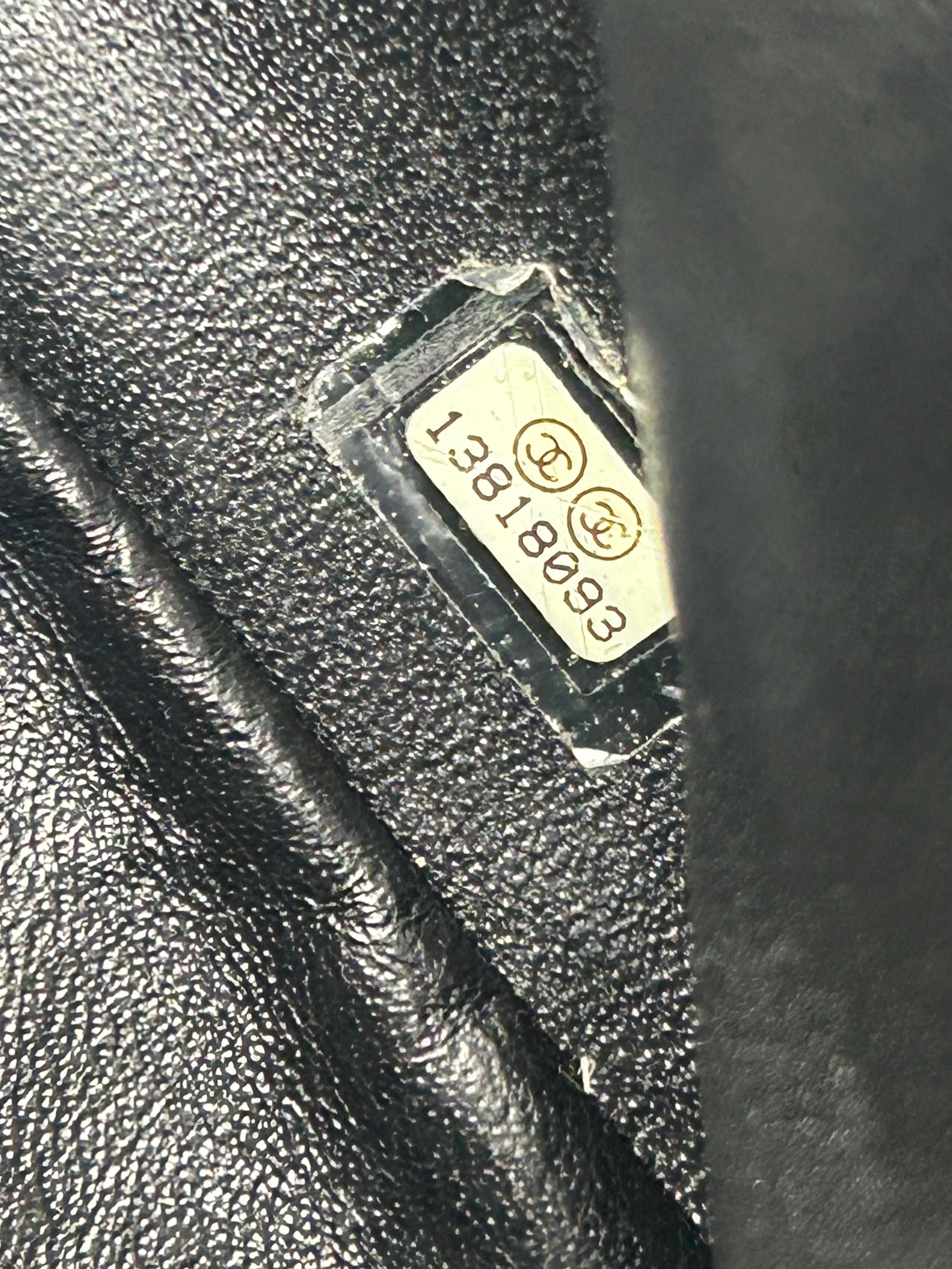 Chanel - Sac classique en cuir caviar matelassé noir 2010 en vente 9