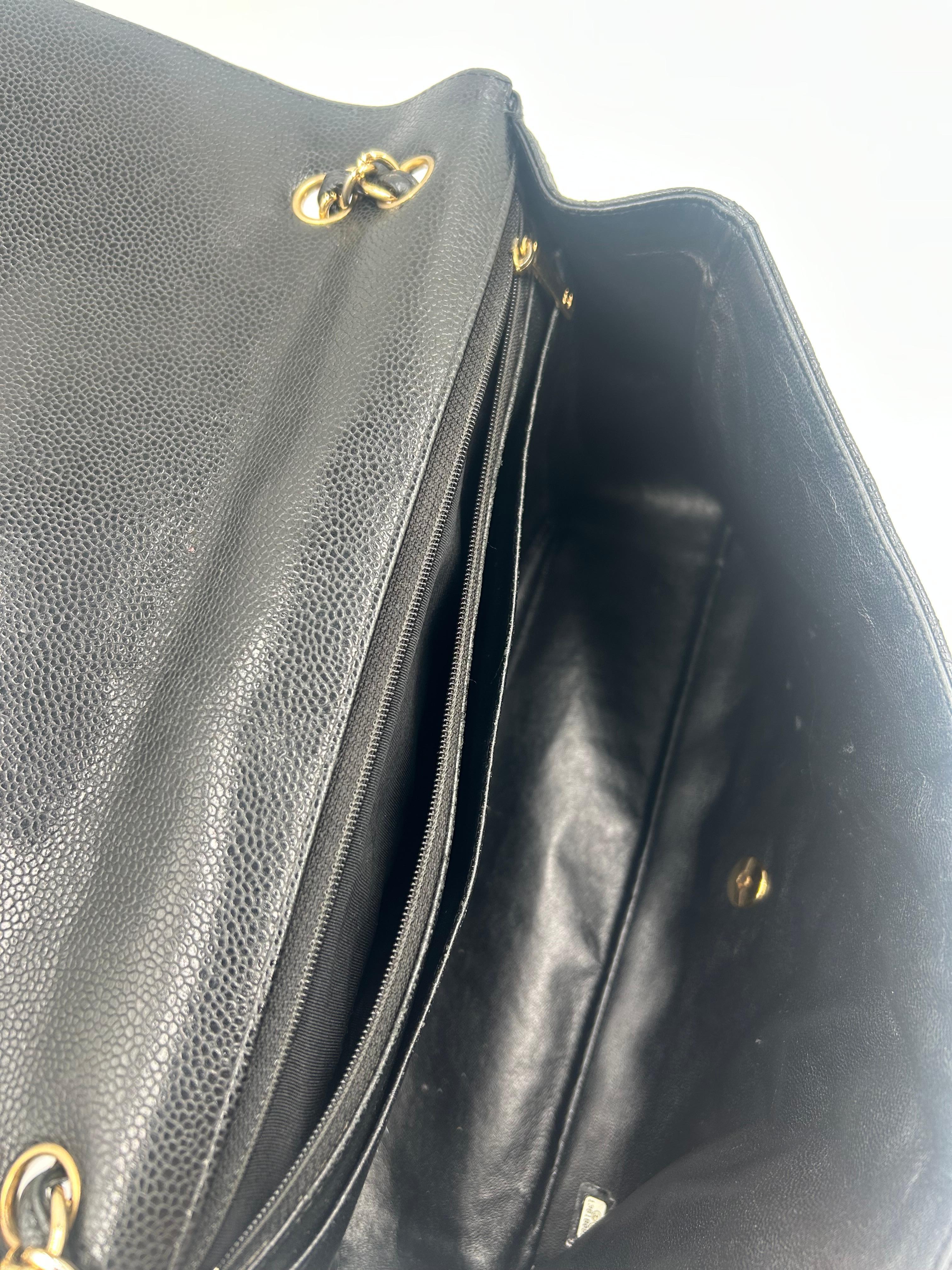 Chanel - Sac classique en cuir caviar matelassé noir 2010 en vente 11