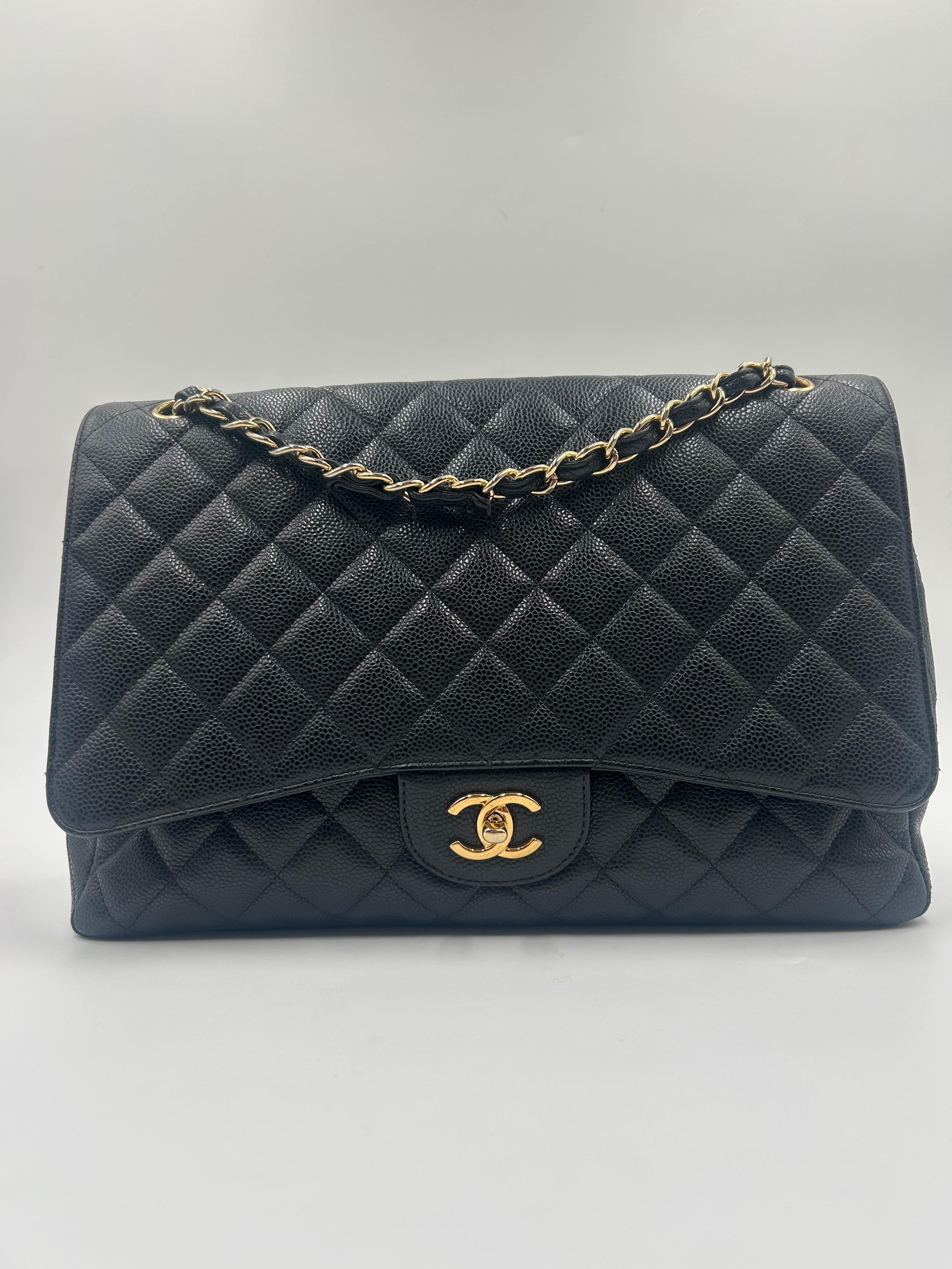 Chanel Sac classique en cuir caviar matelassé noir 2010.  Le Chanel Classic Jumbo Flap fait partie de la légendaire ligne de sacs à rabat Chanel Classic, initialement conçue par Karl Lagerfeld dans les années 1980 comme une réinterprétation du sac