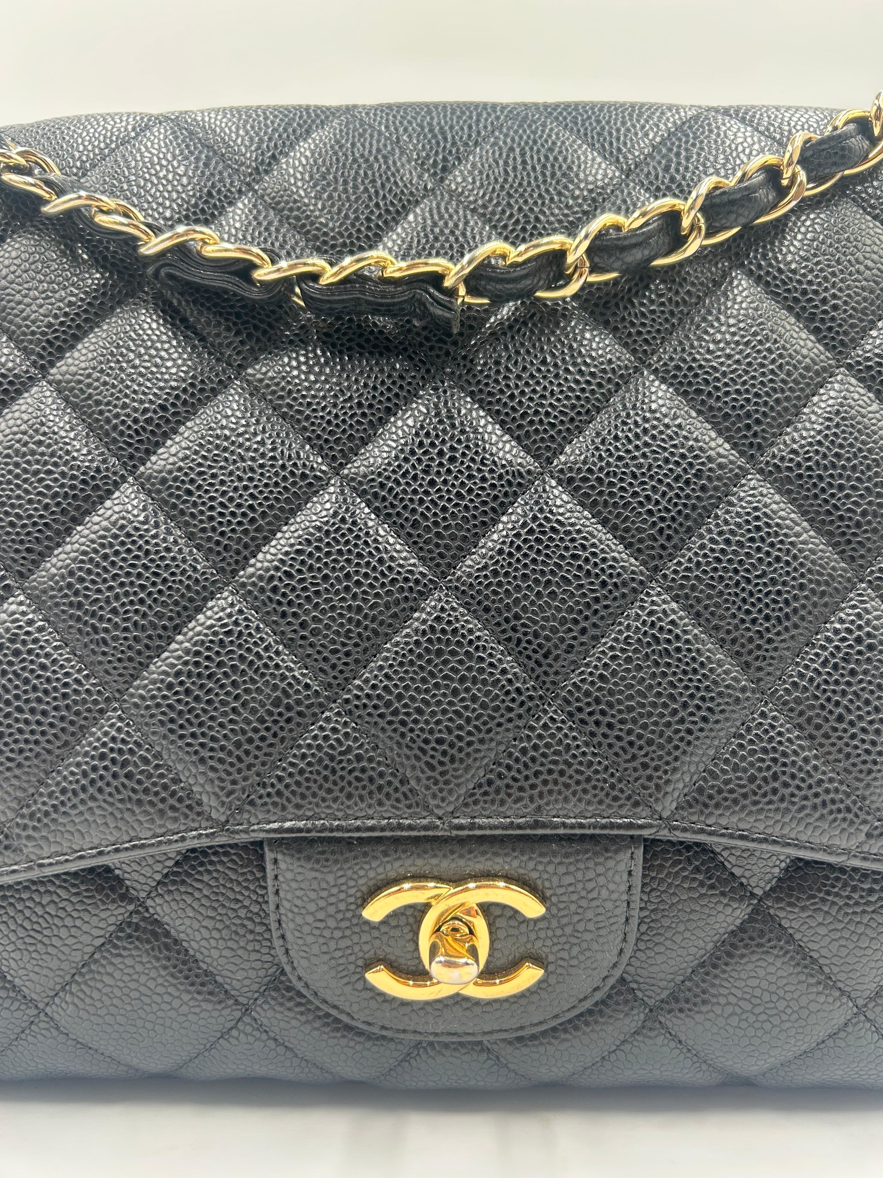 Noir Chanel - Sac classique en cuir caviar matelassé noir 2010 en vente