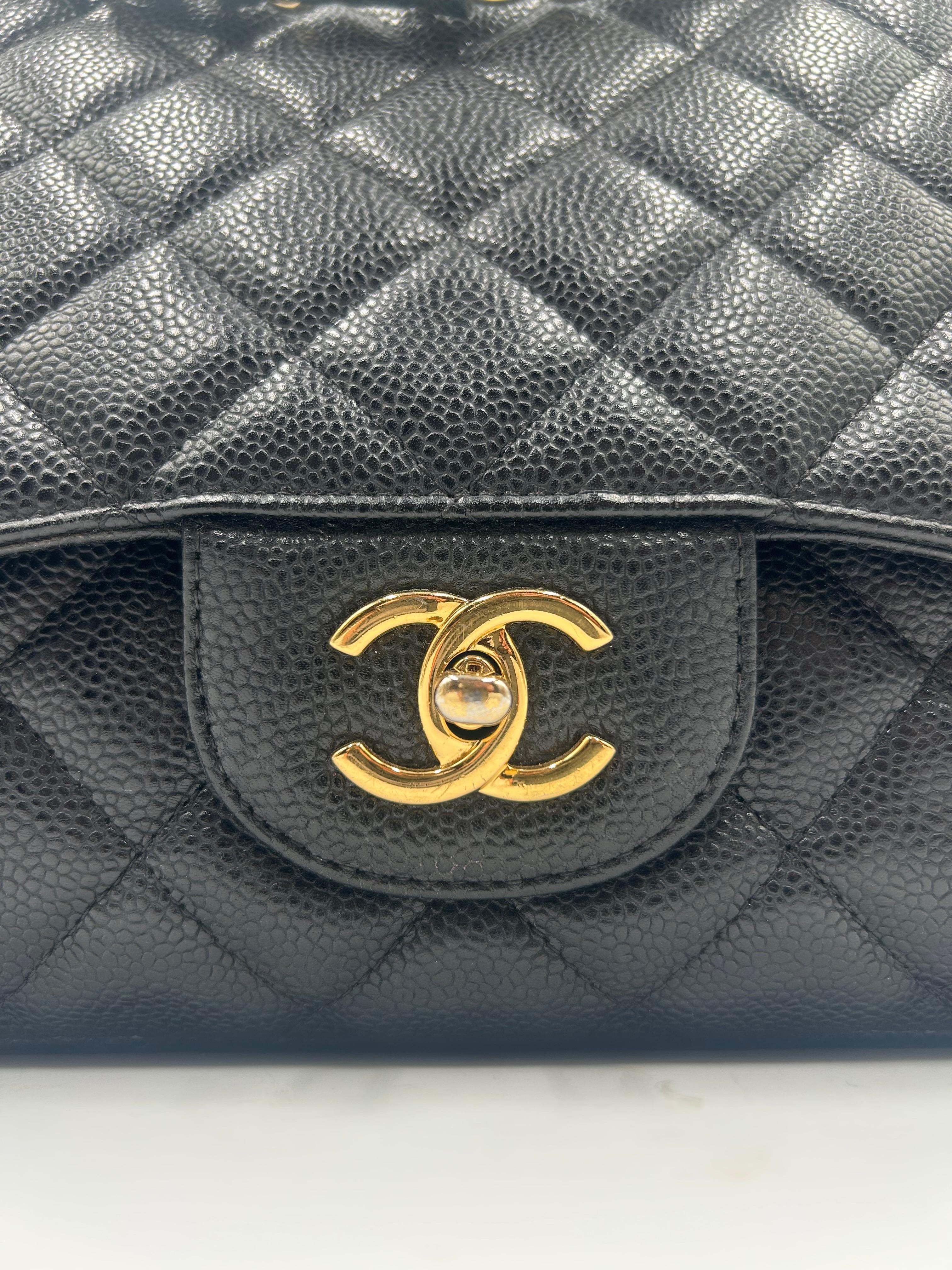 Chanel - Sac classique en cuir caviar matelassé noir 2010 Unisexe en vente