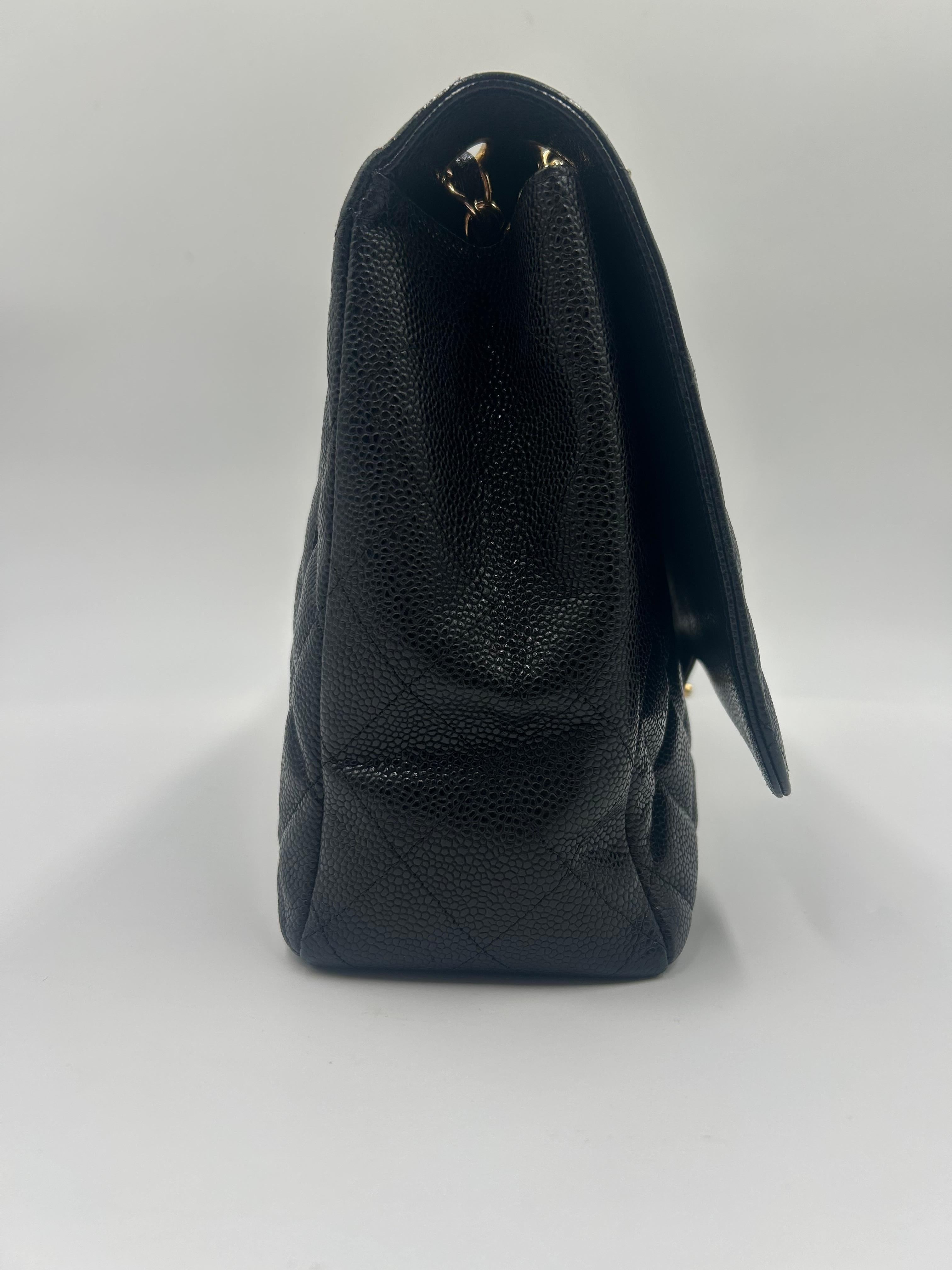 Chanel - Sac classique en cuir caviar matelassé noir 2010 en vente 1