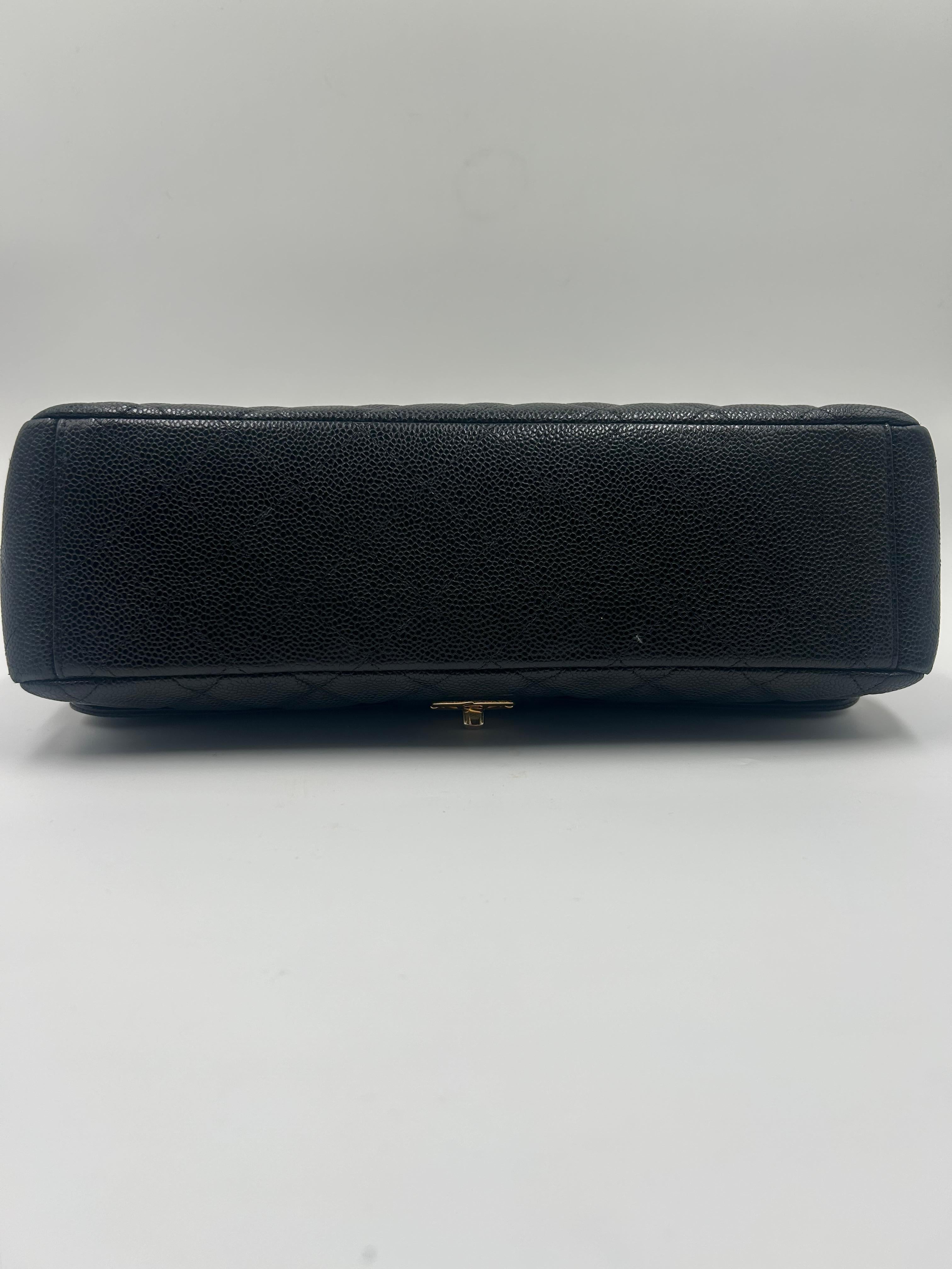 Chanel - Sac classique en cuir caviar matelassé noir 2010 en vente 3