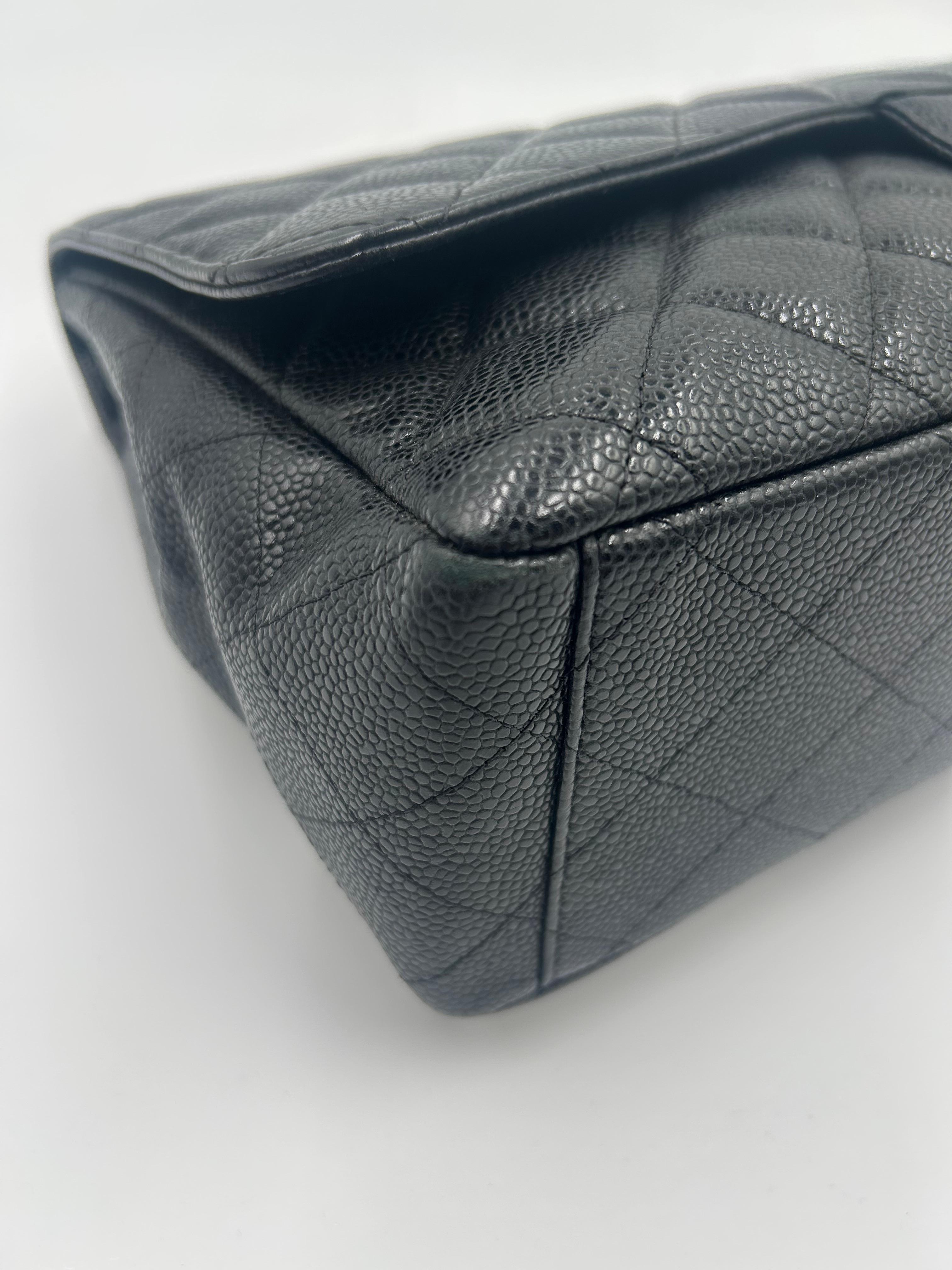 Chanel - Sac classique en cuir caviar matelassé noir 2010 en vente 4