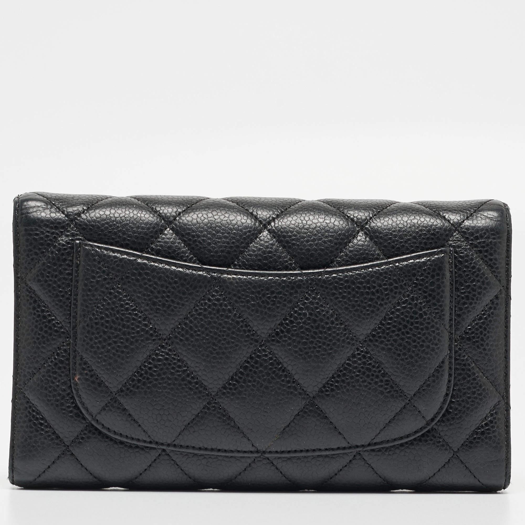 This Chanel wallet is designed for everyday use. Crafted from quilted leather, the wallet opens to reveal slip compartments and multiple card slots, for you to neatly arrange your cash and cards. This stylish piece is complete with the famous