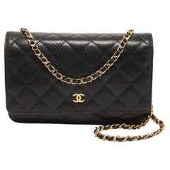 Klassische Chanel-Brieftasche aus schwarzem gestepptem Kaviarleder an Kette