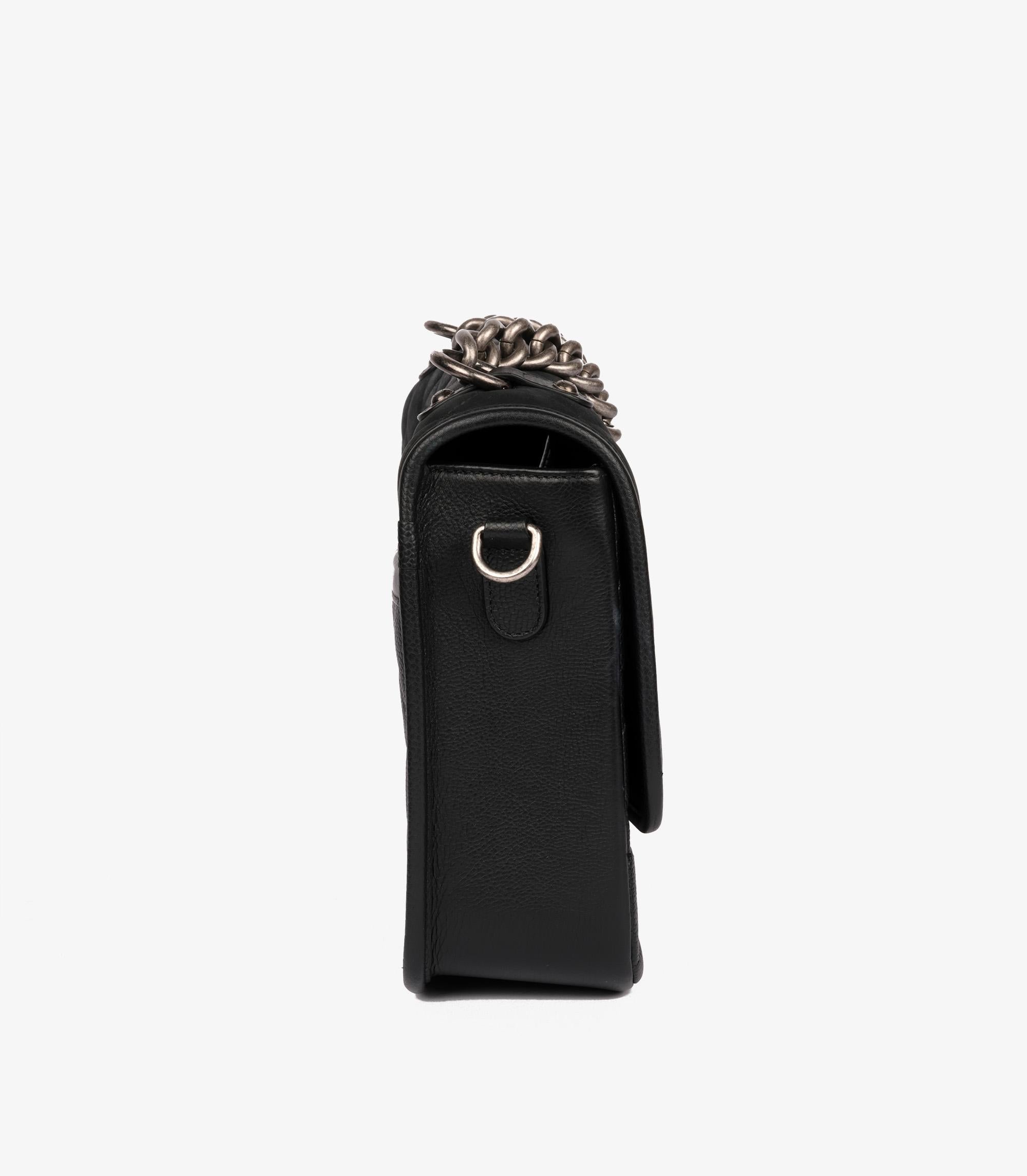 Chanel Schwarzes gestepptes Kaviarleder & schillerndes Kalbsleder Daily Carry Messenger im Angebot 6