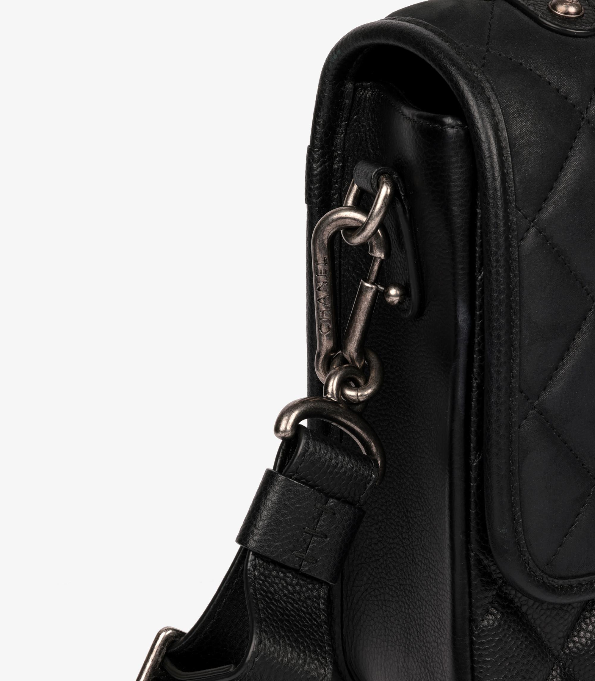 Chanel Schwarzes gestepptes Kaviarleder & schillerndes Kalbsleder Daily Carry Messenger im Zustand „Hervorragend“ im Angebot in Bishop's Stortford, Hertfordshire
