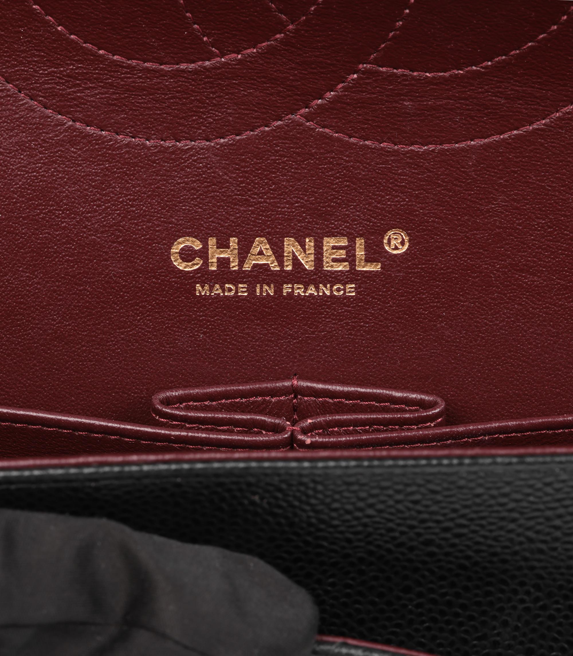 Chanel  Sac classique à double rabat en cuir caviar matelassé noir en vente 5