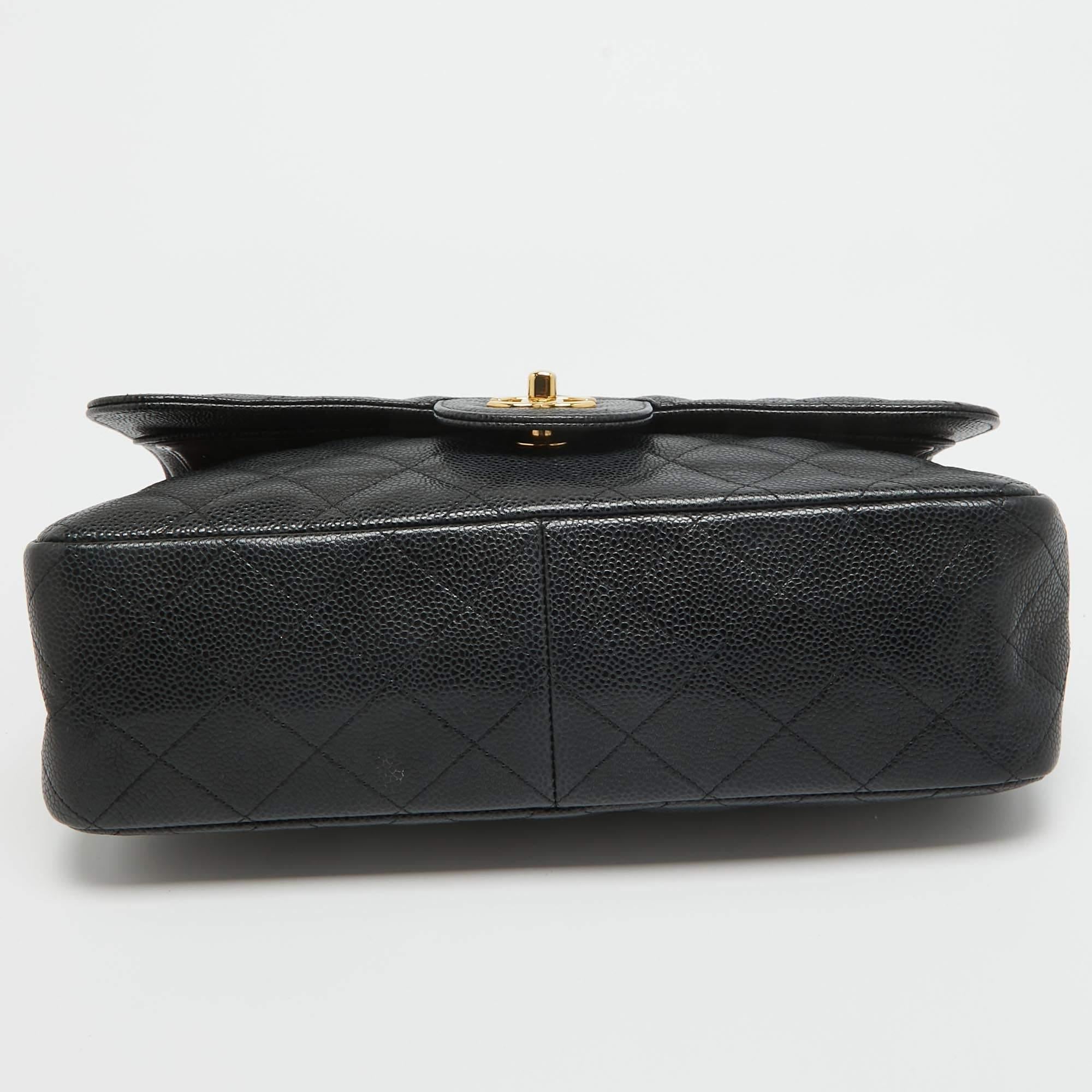 Chanel Schwarze gesteppte Jumbo Classic Double Flap Tasche aus Leder in Kaviar im Angebot 14