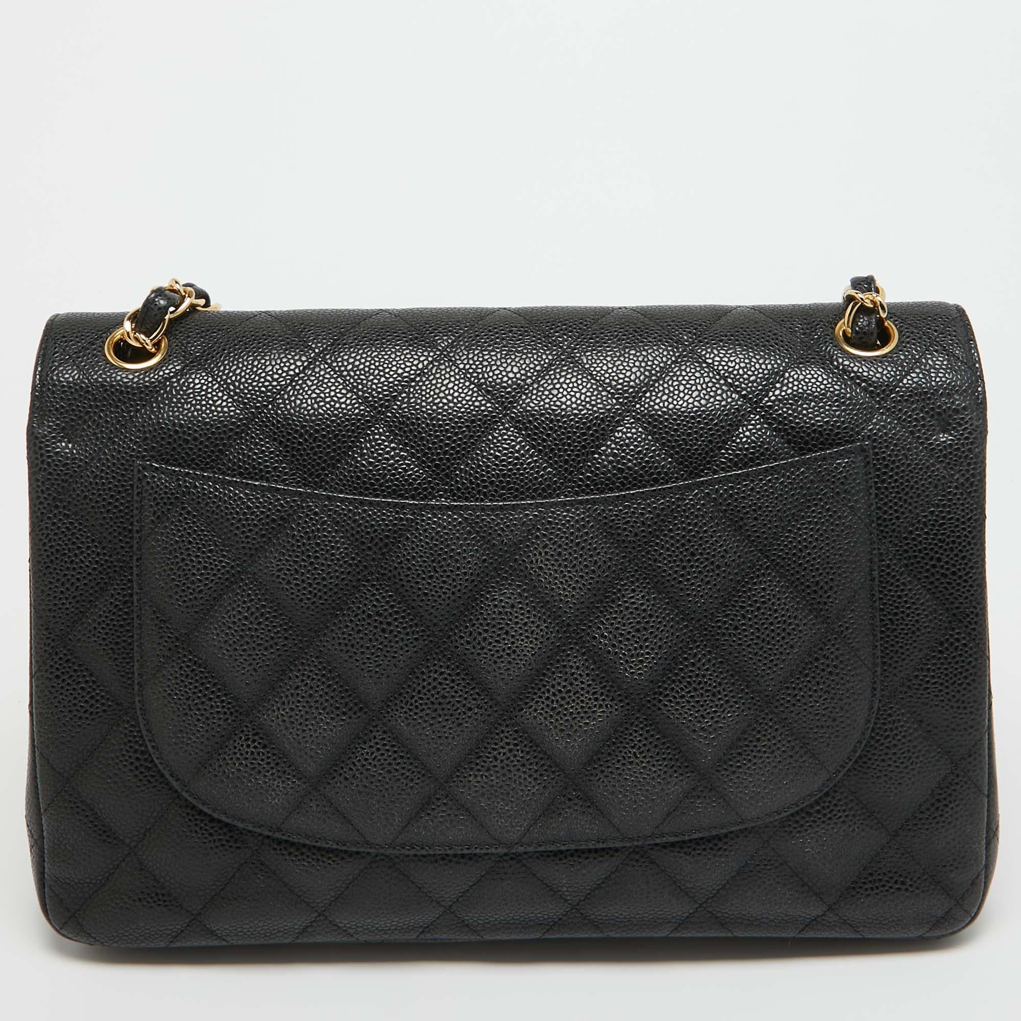 Makellose Handwerkskunst, immenser Stil und ein Hauch von Eleganz - diese Chanel Tasche hat einfach alles! Die perfekt genähte Handtasche wird nur aus erstklassigen MATERIALEN hergestellt, damit sie Ihnen lange erhalten bleibt. Mit den