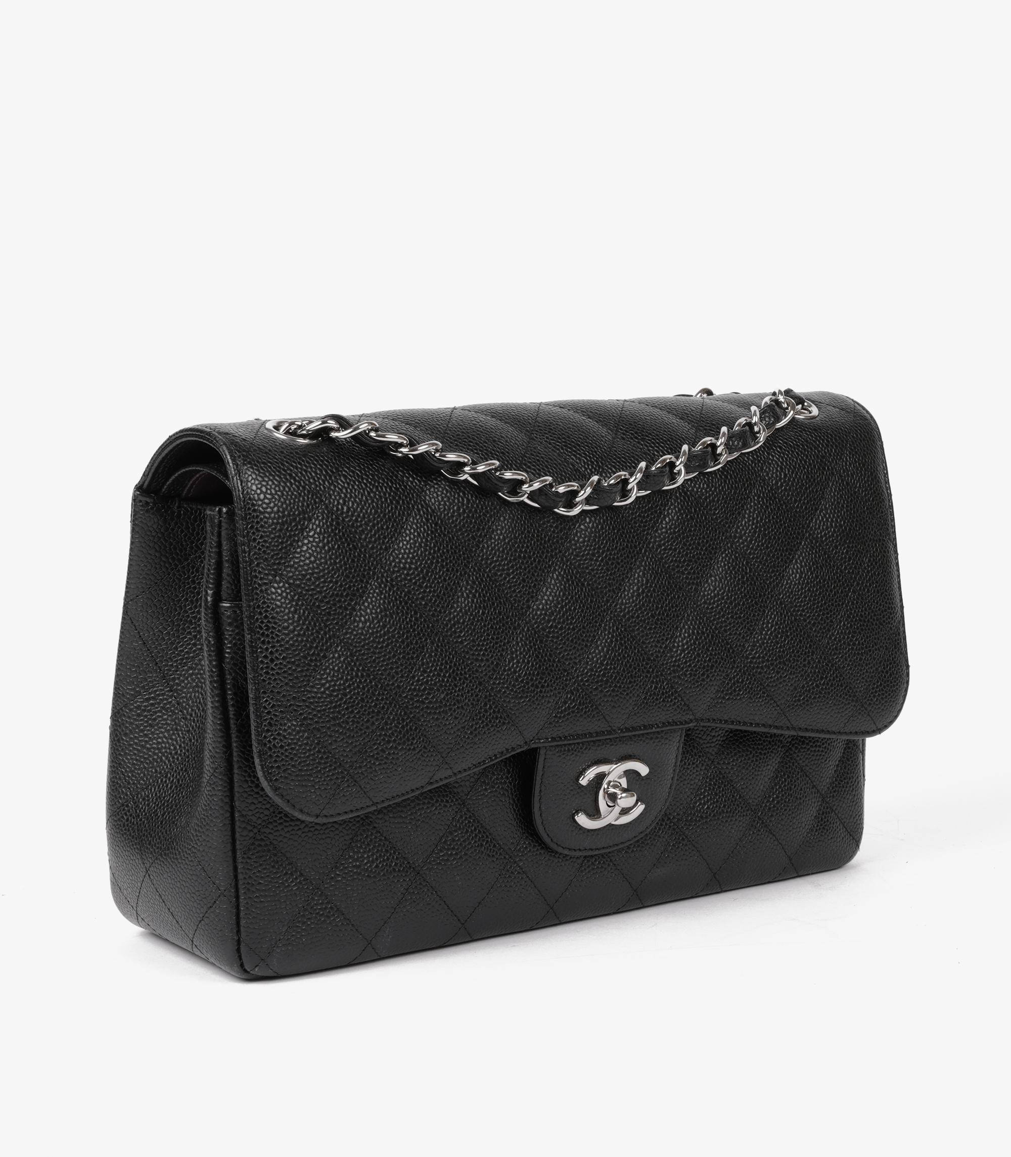 Chanel Negro Acolchado Caviar Piel Bolso Jumbo Classic Doble Solapa

Detalles del producto
Xupes Ref: CB1255
Marca: Chanel
Model No: Bolsa Jumbo Clásica Doble Solapa
Tipo: Hombro
Número de serie: 15166404
Edad: 2011
PVP: 9.240
Acompañado de: Bolsa