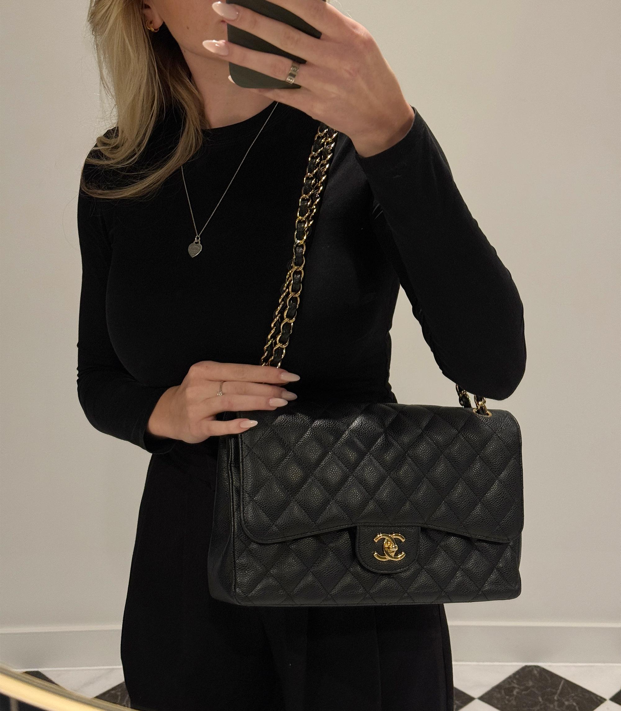 Chanel  Sac classique à double rabat en cuir caviar matelassé noir 

Détails du produit
Xupes Ref : CB1511
Marque : Chanel 
Modèle : Sac Jumbo Classic à double rabat
Type : Epaule
Numéro de série : 16520773
Âge : 2012
PRIX DE VENTE CONSEILLÉ : 9