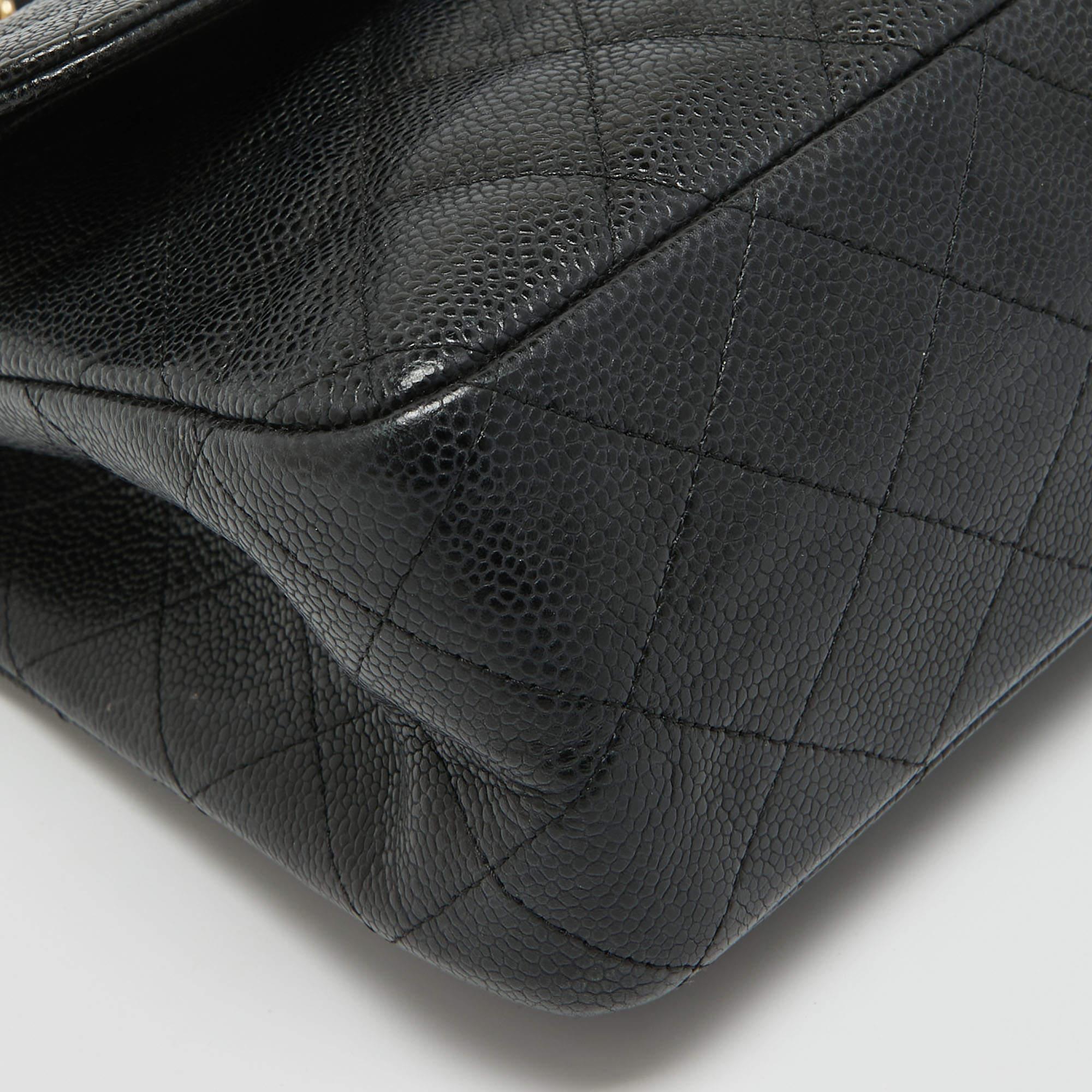 Chanel Schwarze gesteppte Jumbo Classic Double Flap Tasche aus Leder in Kaviar im Angebot 1