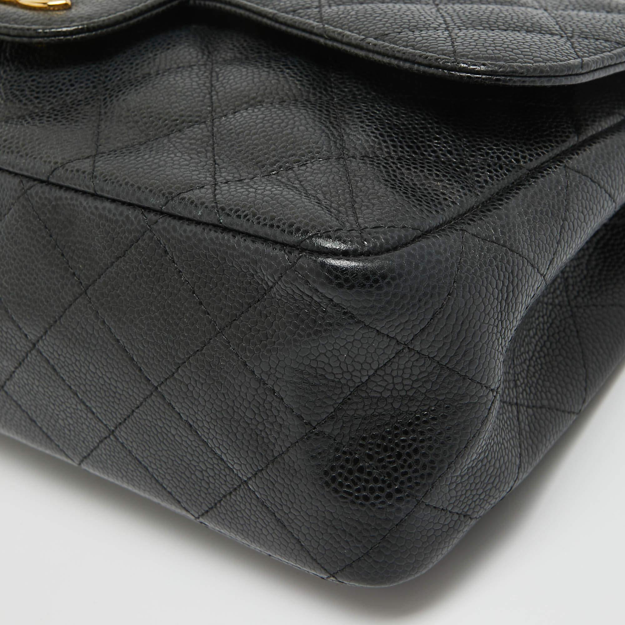 Chanel Schwarze gesteppte Jumbo Classic Double Flap Tasche aus Leder in Kaviar im Angebot 2