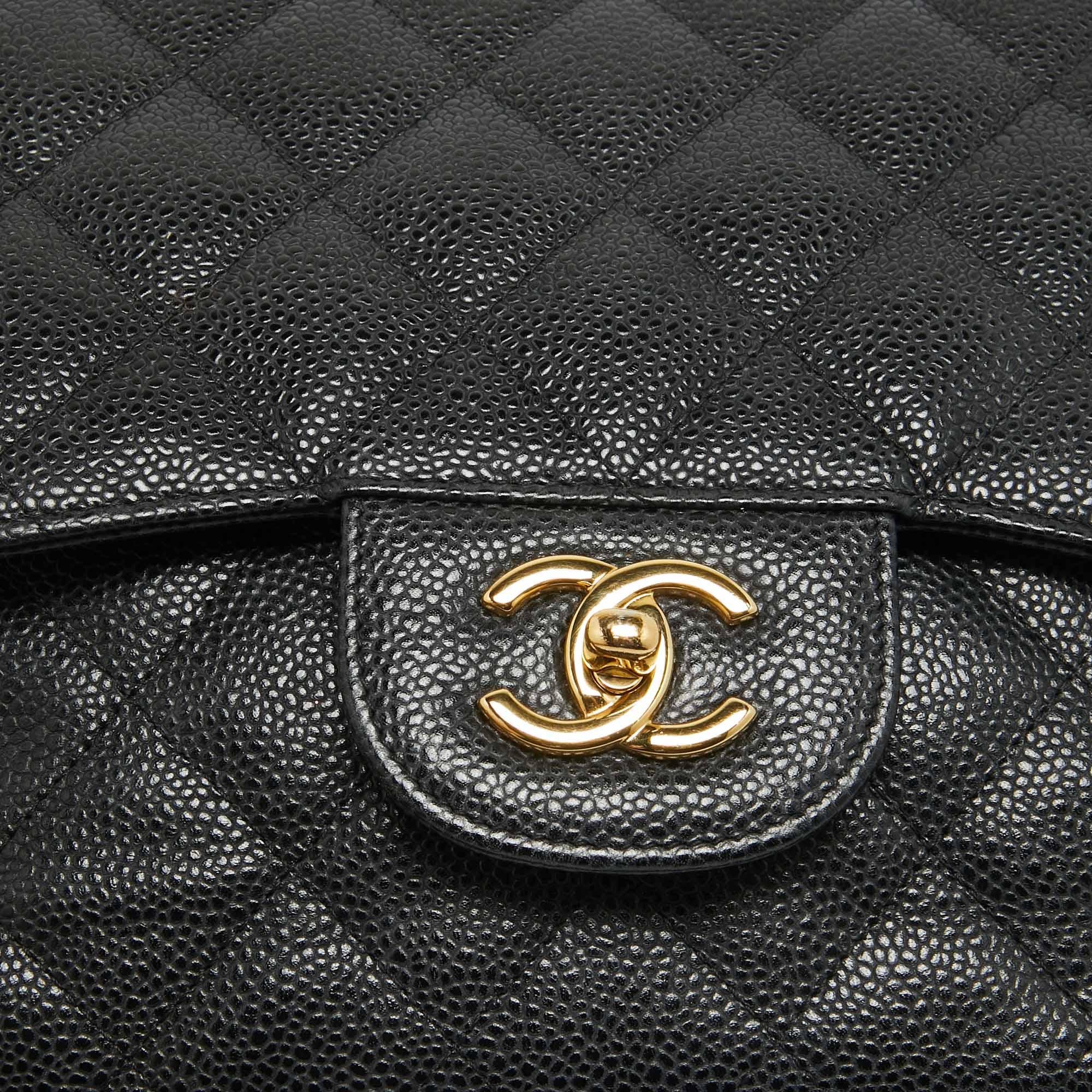 Chanel Schwarze gesteppte Jumbo Classic Double Flap Tasche aus Leder in Kaviar im Angebot 3