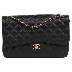 Chanel Schwarze gesteppte Jumbo Classic Double Flap Tasche aus Leder in Kaviar