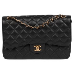 Chanel - Sac à double rabat classique Jumbo en cuir texturé noir matelassé